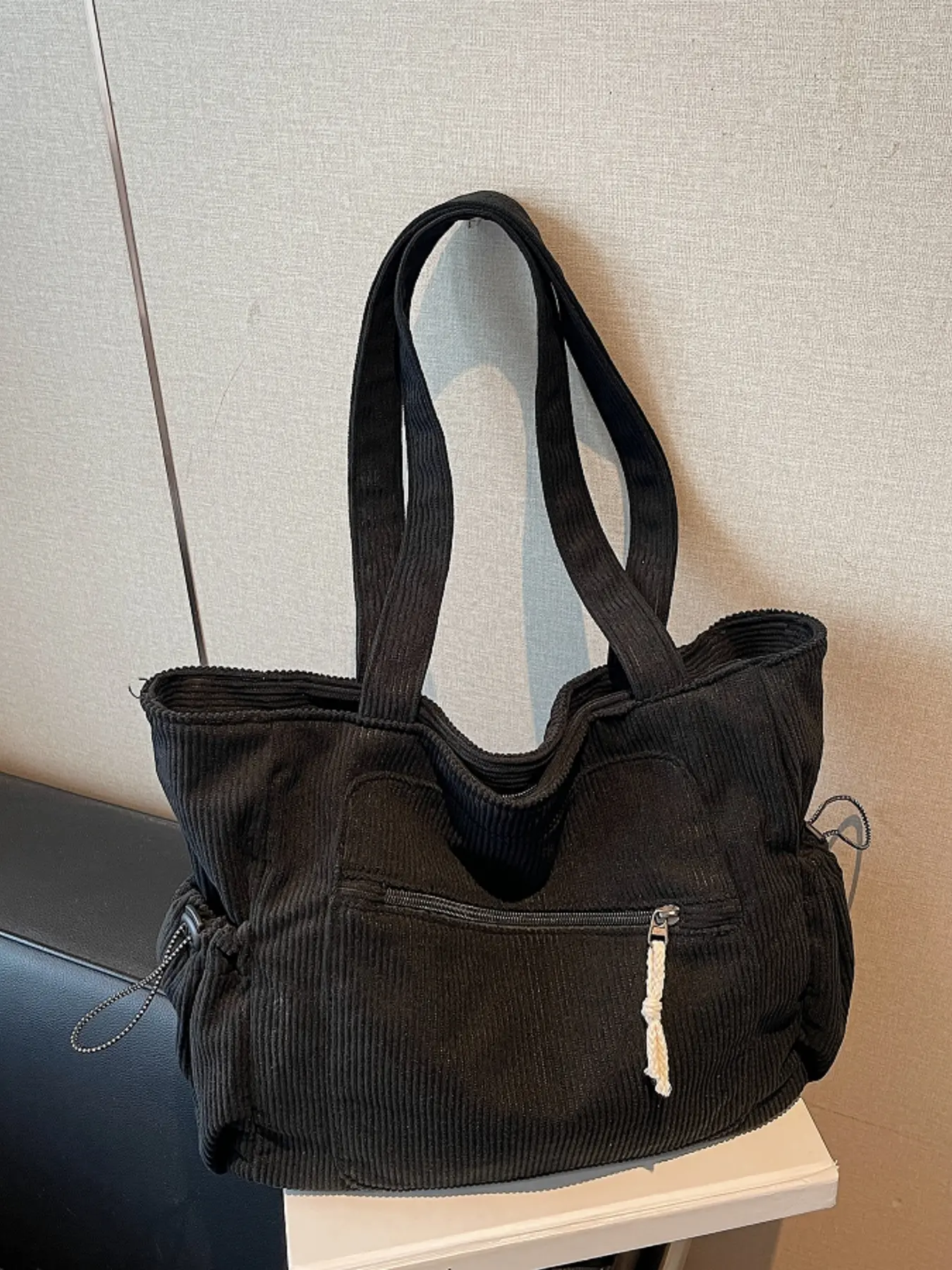 Simple and lightweight large-capacity comfortable hand-held tote bag, side drawstring pocket casual shoulder bag, versatile for women's daily commuting, shopping, and outings.