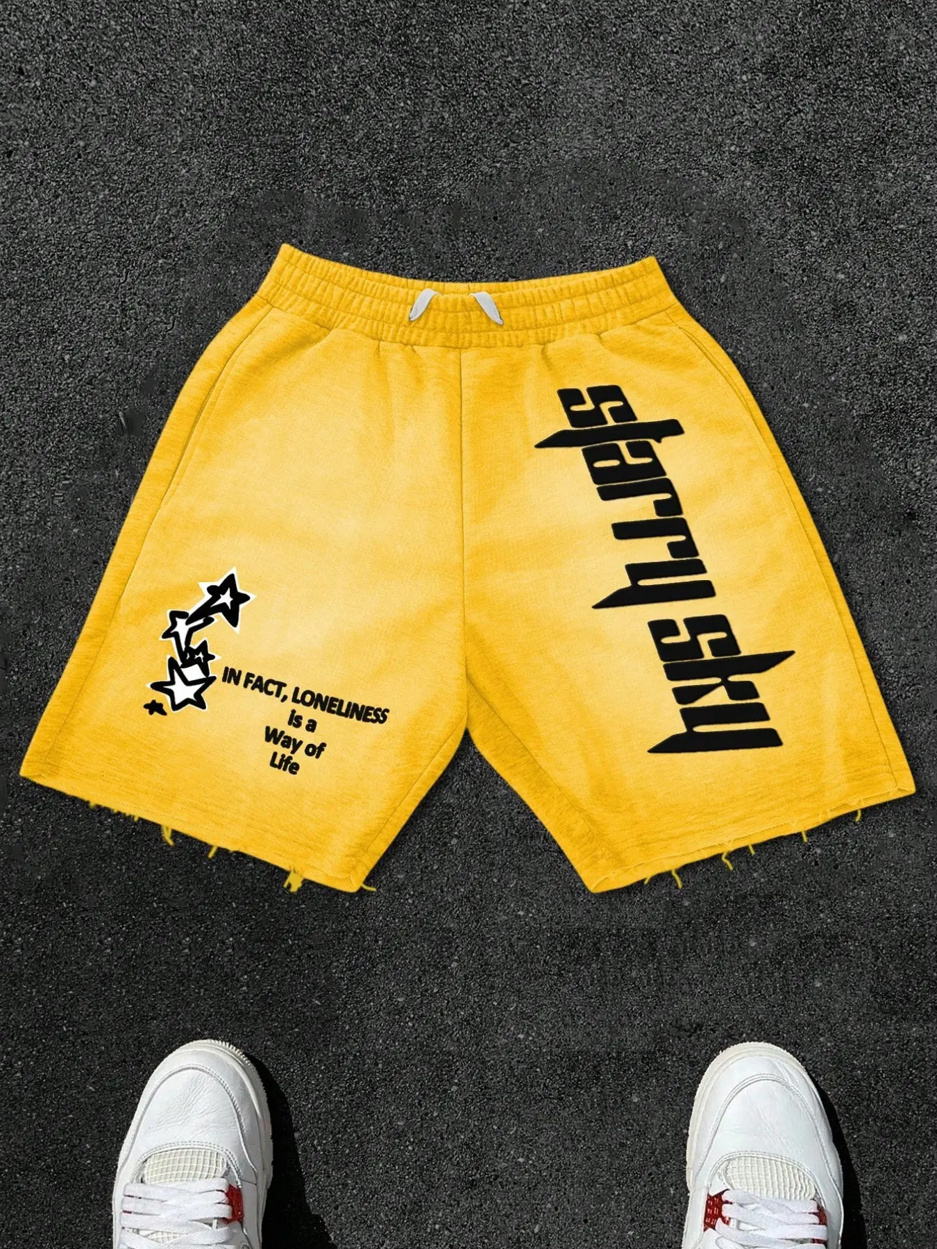 These Y2K-style casual graphic shorts feature a relaxed fit and an elastic drawstring waistband. Adorned with vertical letter prints, they are suitable for everyday sports or street-style outfits for teenagers.