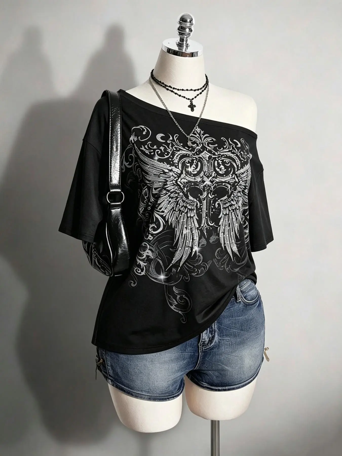 Women's Off-Shoulder Gothic Skull Print T-Shirt – Loose Short-Sleeve Top; Suitable for Streetwear, Punk, Casual, and Y2K Night-Out Looks