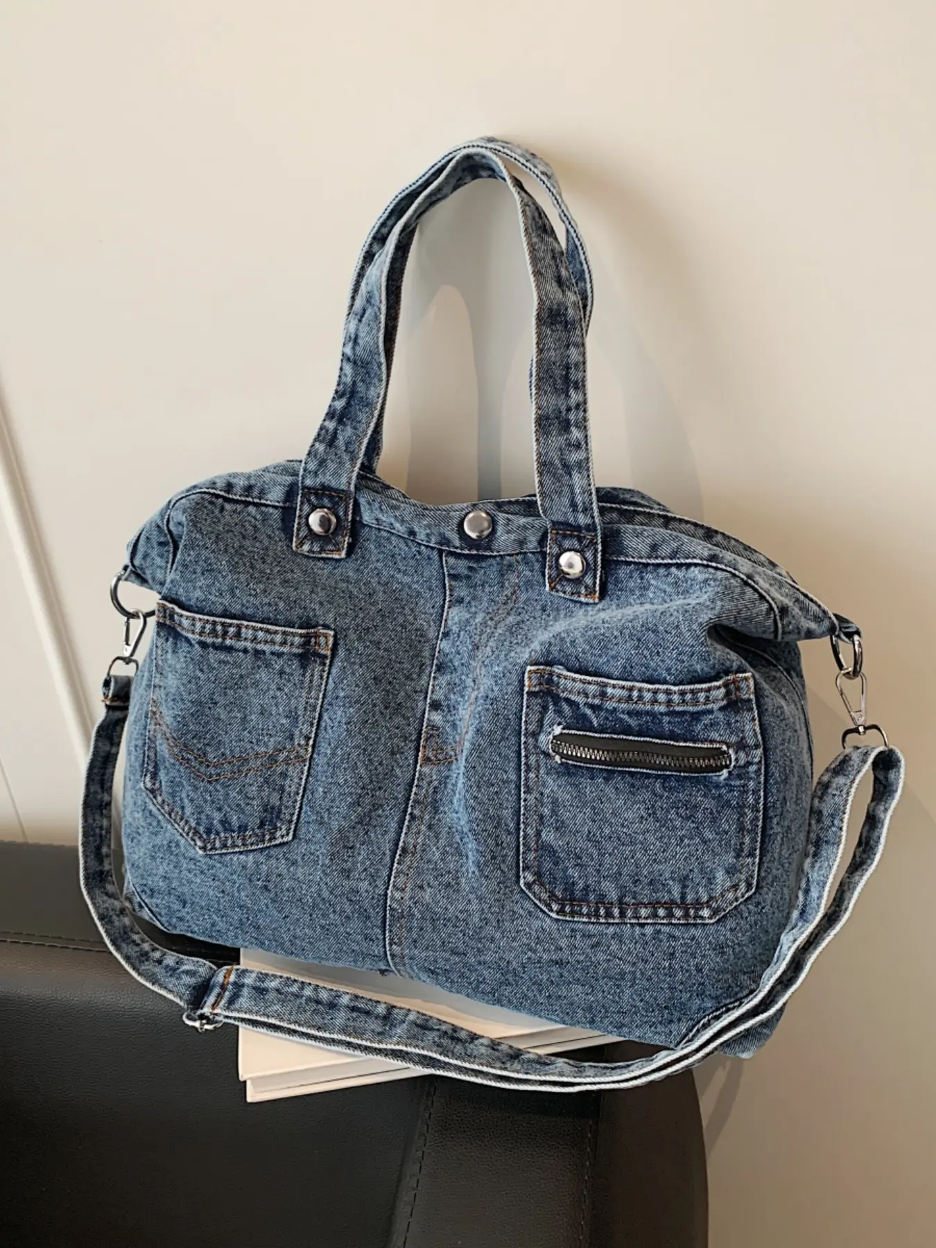 Retro multi-pocket washed denim handbag, fashionable large-capacity commuter tote bag with detachable shoulder strap for daily casual crossbody use, Everyday crossbody bag