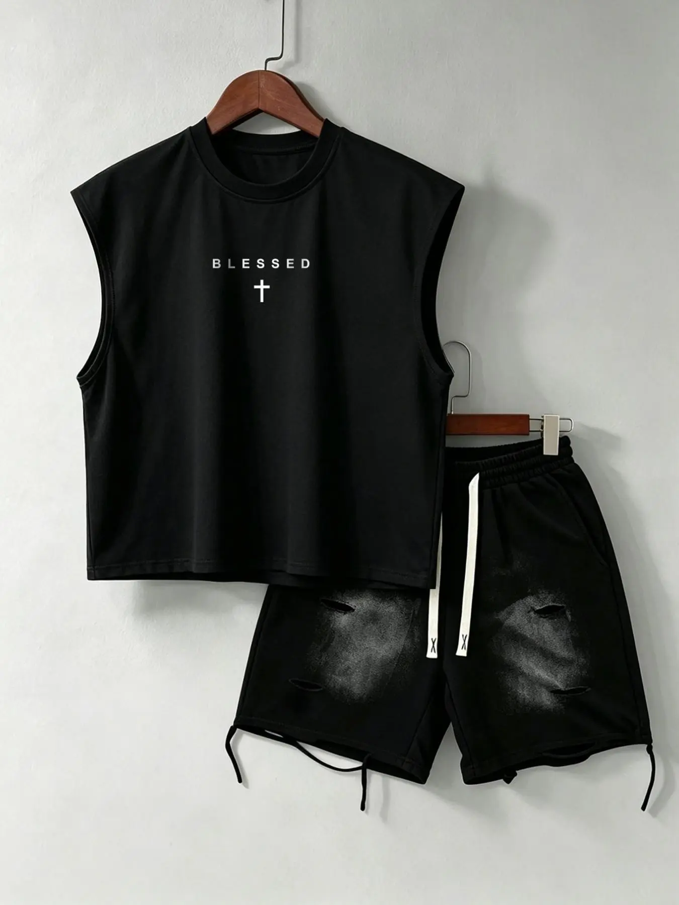 American-style sleeveless two-piece set, featuring a high-street cropped vest with cross letter print and gradient distressed drawstring shorts, Casual Shorts Set