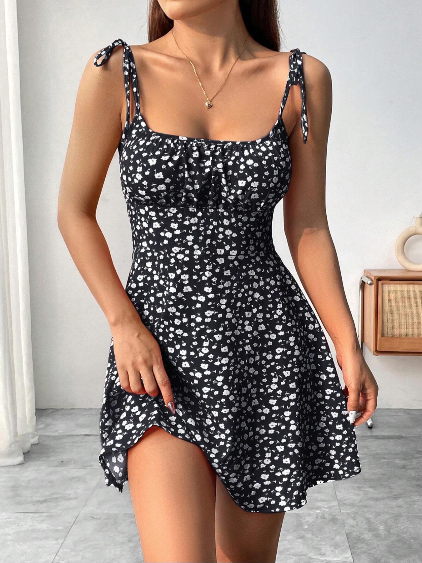 Women's Summer Fashion Slimming Backless Boho Dress, Casual Fitted Halter Ditsy Floral Dress, Perfect for Vacation
