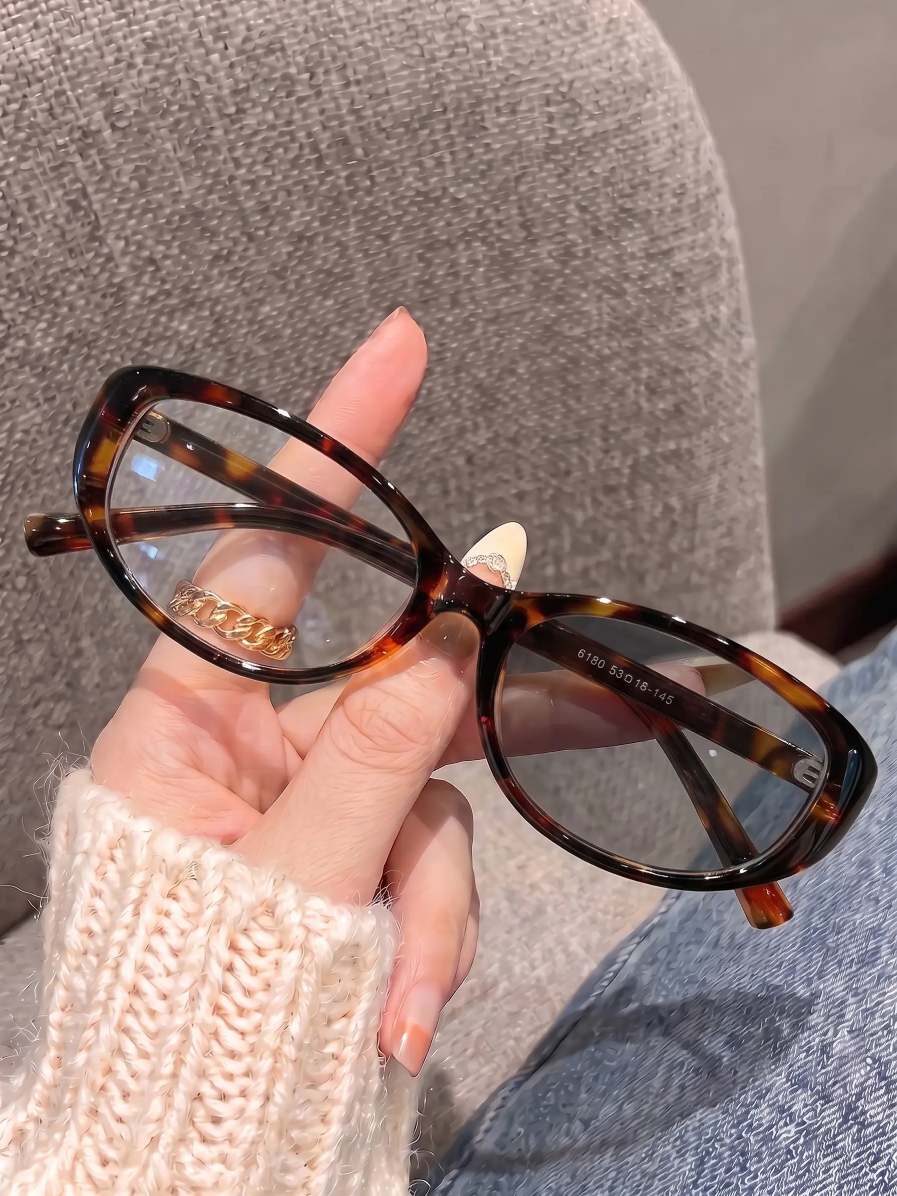 Vintage Oval Photochromic Glasses, Blue Light Blocking Sunglasses for Women, Versatile Outdoor Use, Natural Look, All-Season Wear, Photochromic Fashion Glasses