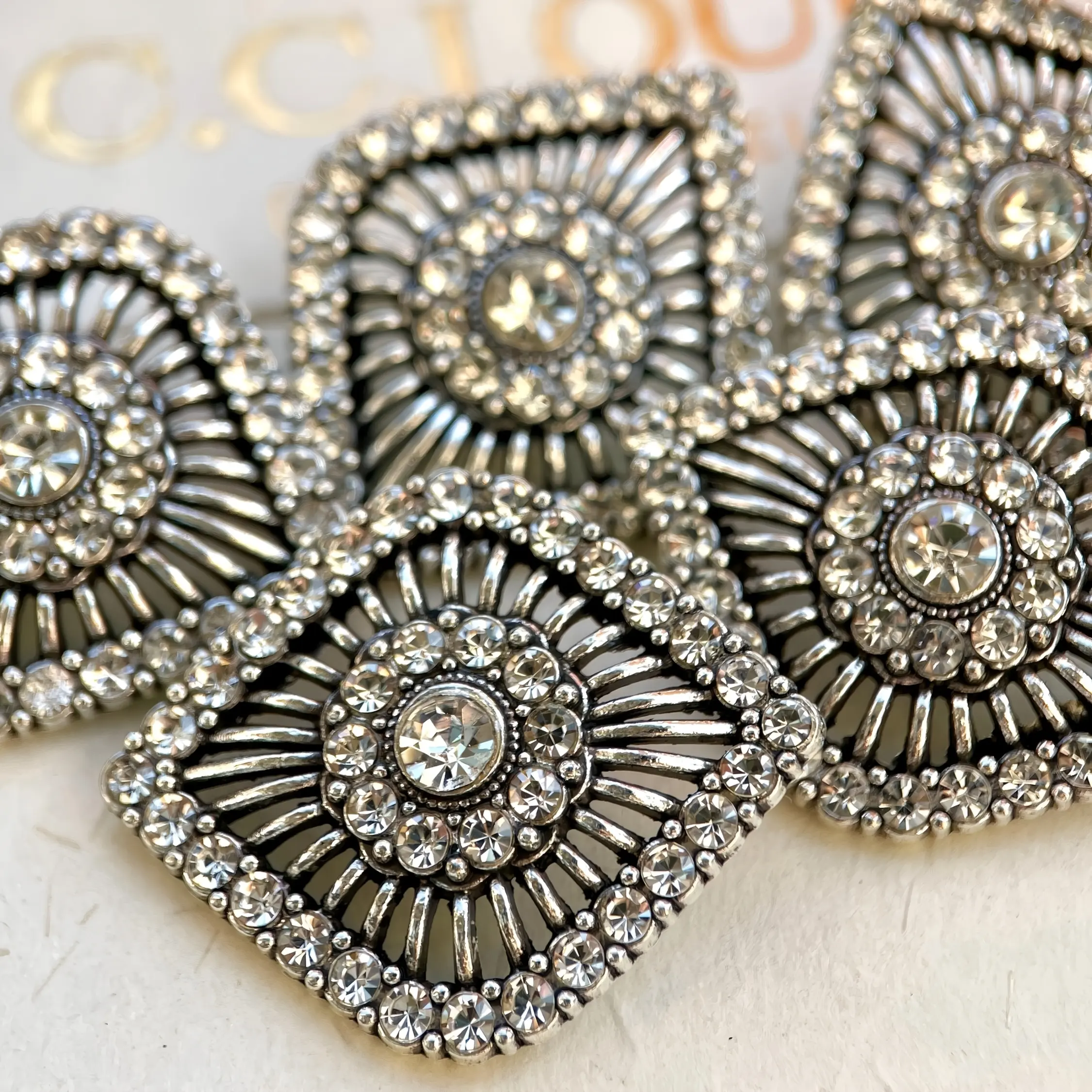 10pcs of 30.5X25mm Hollow Geometric Shape Buttons Inlaid with Rhinestones, Suitable for Decorating Jackets, Bags, Belts, Hats and Other Home Textiles.
