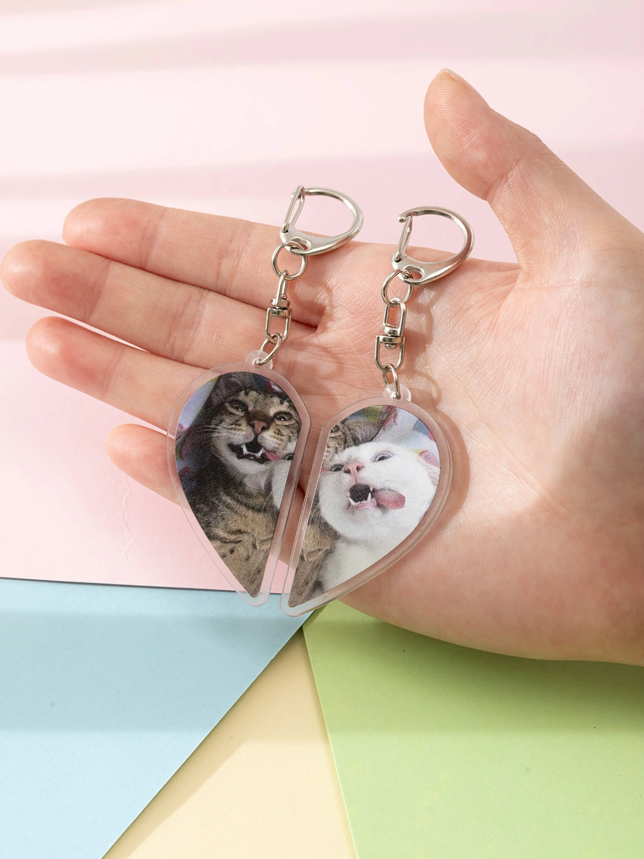 A pair of acrylic heart-shaped emoji couples, Keychain Cute - cat couple with tongue out / raccoon couple / monkey couple / chihuahua couple keychain accessories / backpack decorations / wallet pendants / gift for friends