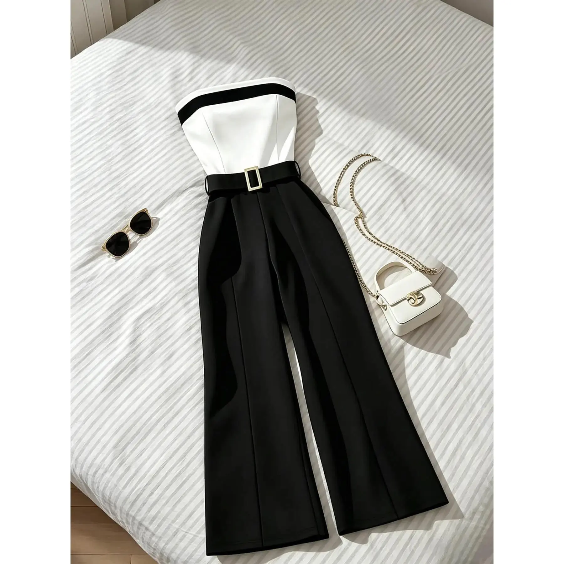 A women's light and mature style contrasting jumpsuit, Overall jumpsuits, Bell Bottom Rompers, Bell Bottom Overalls, with a strapless waist, wide leg pants that look slim and luxurious. Suitable for summer, nightclubs, city travel, beach vacations