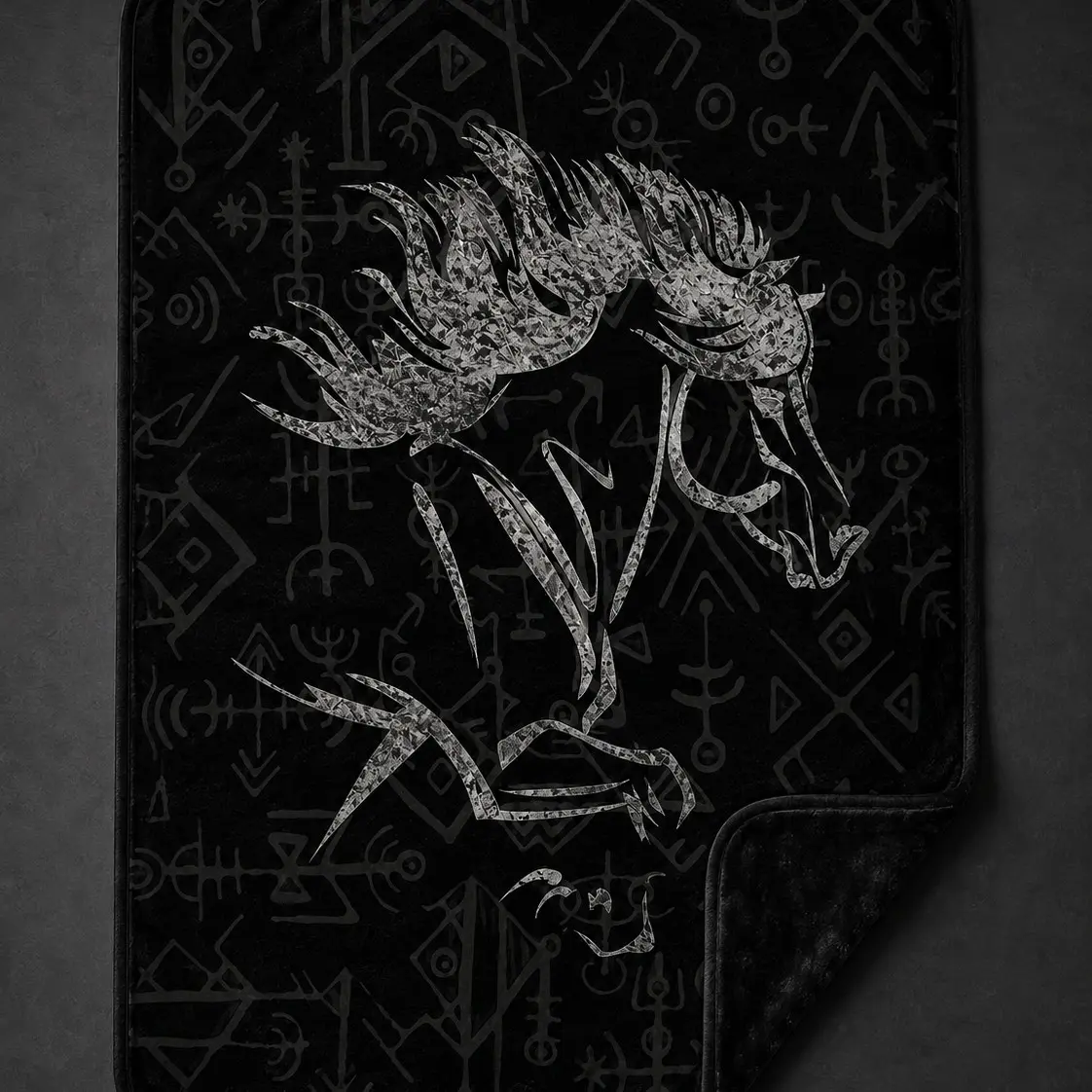 1Pc Viking Rune Textured Wild Horse Sherpa Flannel Throw Blanket, Nordic Norse Myth Totem Theme, Dark Grey Crack Texture Tribal Line Art Style, Double-layer Thick Plush Skin-friendly Fabric, Warm Anti-pilling Fade-resistant Washable Material, For Bedroom