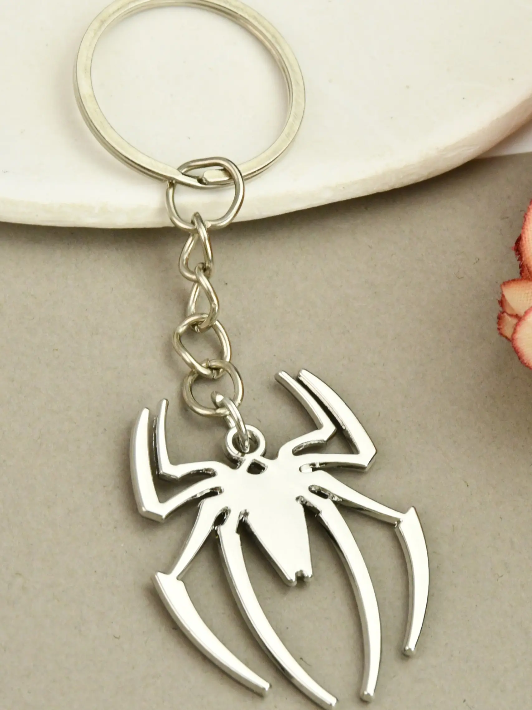 1pc Simple Simulation Flat Spider Keychain, Casual Trendy Mini Animal Alloy Spider Model, Daily Bag Phone Decoration, Party Gift, Fashionable Alloy Keychain