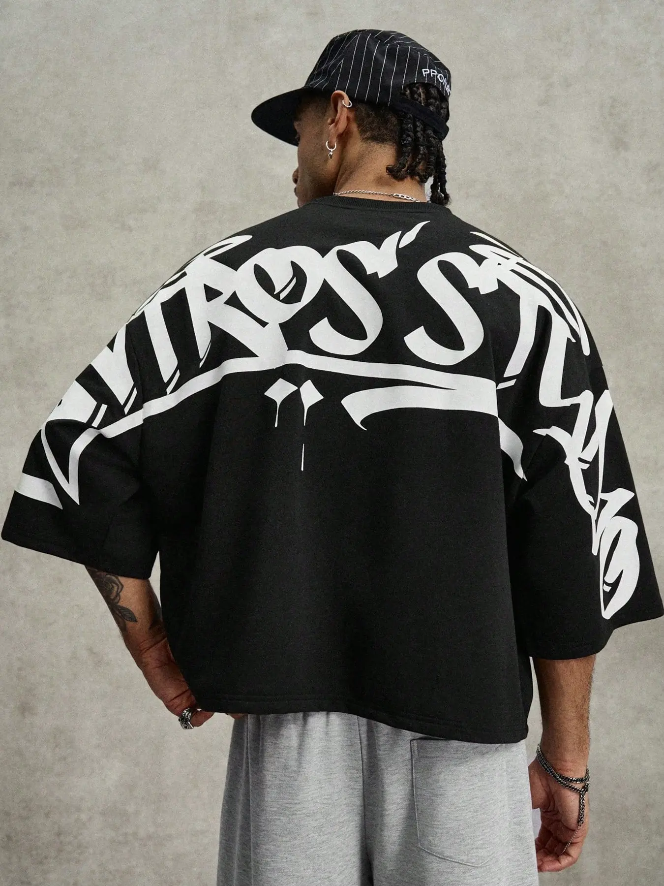 One Men's Loose-Fitting Oversized Short-Sleeved T-Shirt, a Y2K Streetwear Style Casual Crew Neck Top with a Large Graffiti-Style Letter Print on the Back, Suitable for Hip-Hop Everyday wear and Street Outings.