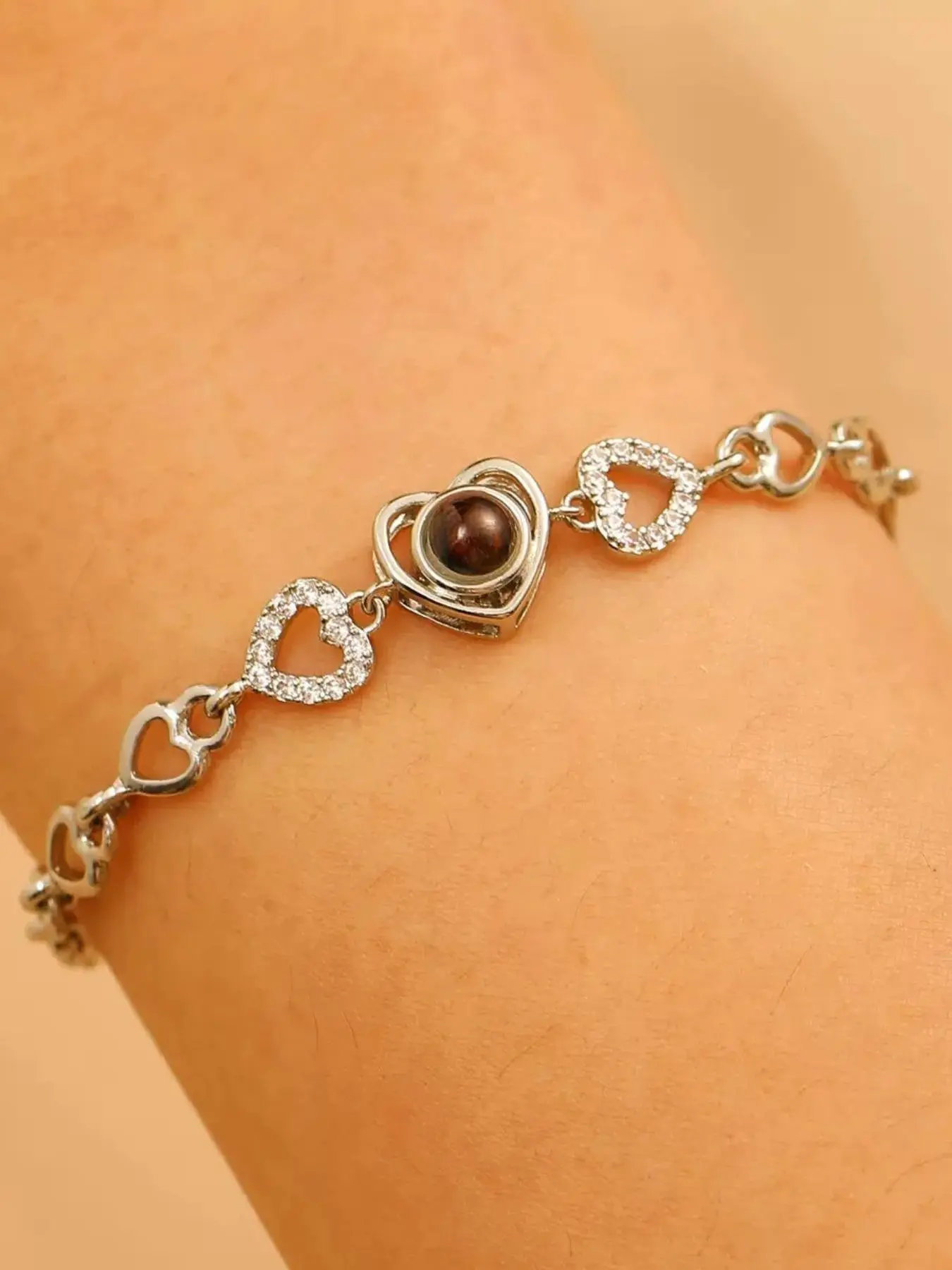 The Heart-shaped projection adjustable bracelet, Elegant jewelry bracelet, can project images of "I love you" expressed in 100 languages, a gift for couples on Valentine's Day and birthdays, conveying love