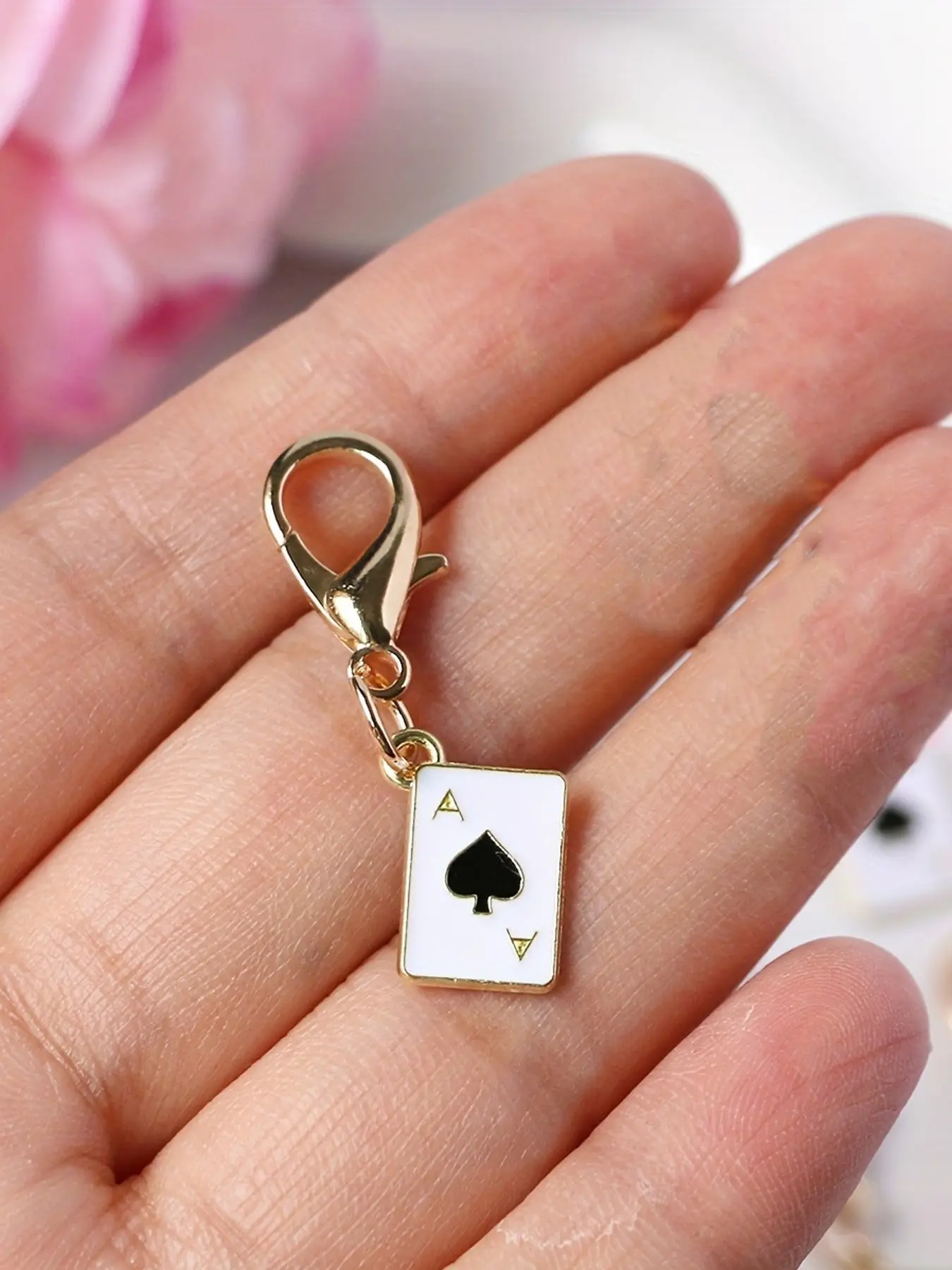 Poker Card Enamel Alloy Key Pendant, Spades A And Peaches A, Punk Niche Style, Mini Rectangular Poker Card Shape, Small Gift For Poker Enthusiasts, Party Souvenirs, Portable Mini Size Lobster Buckle Design Bag Hanging Accessory, Keychain.