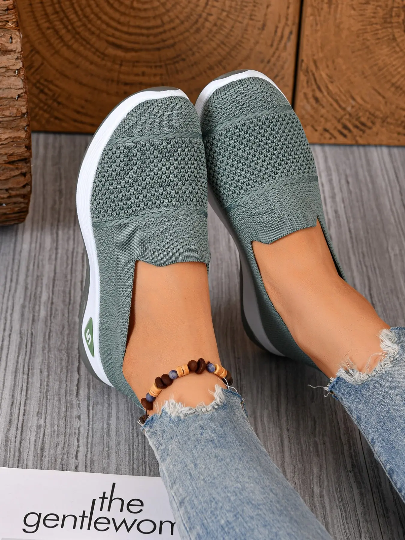 Women's Slip-On Casual Walking Shoes, Flyknit Mesh Upper, Thick Sole Anti-Slip, Lightweight Comfortable Outdoor Shoes for Daily Use