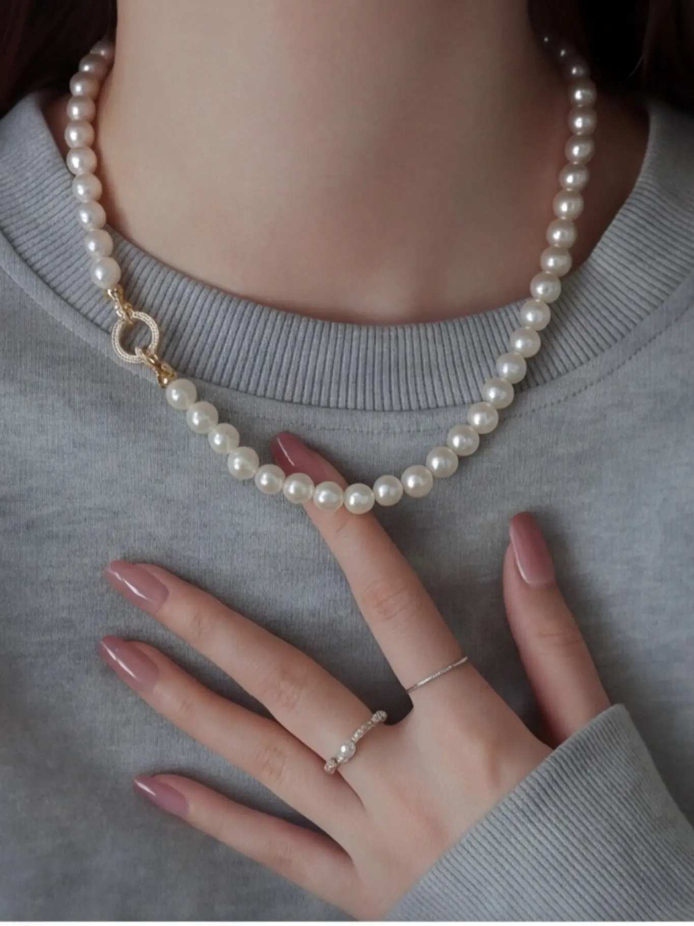 Elegant Pearl Necklace with Unique 8-Character Clasp, Luxury Minimalist Jewelry Accessory, Perfect for Special Occasions