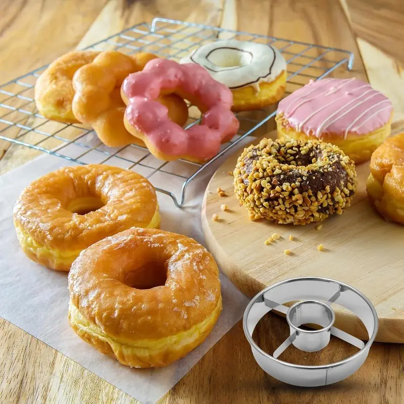 Donut cutter, professional baking tool, suitable for making perfect homemade donuts, silver version