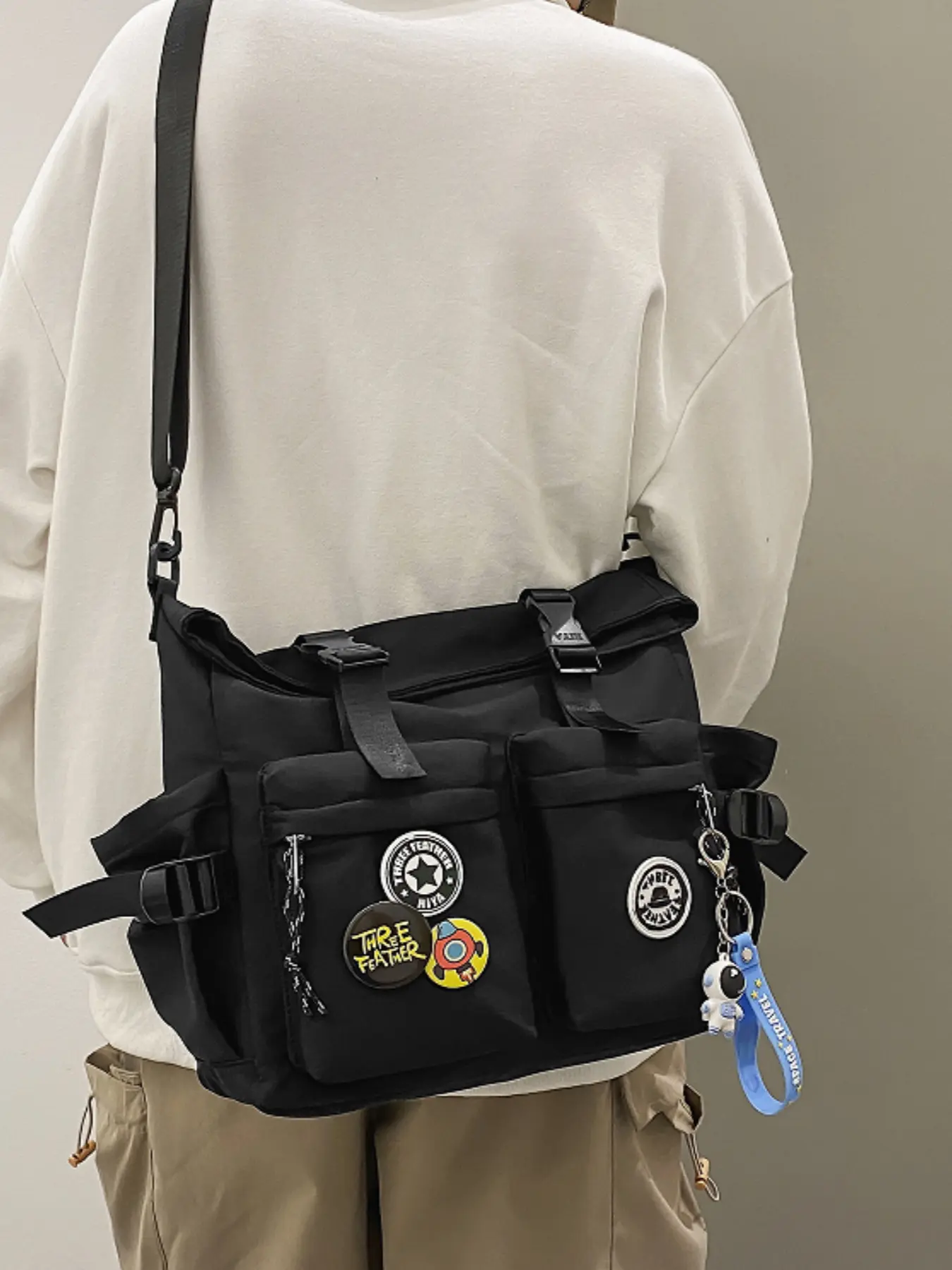 Fashion lazy style large-capacity multi-pocket messenger bag, paired with cute cartoon badge accessories, adjustable wide strap unisex daily commute casual shoulder sling crossbody/sling bag