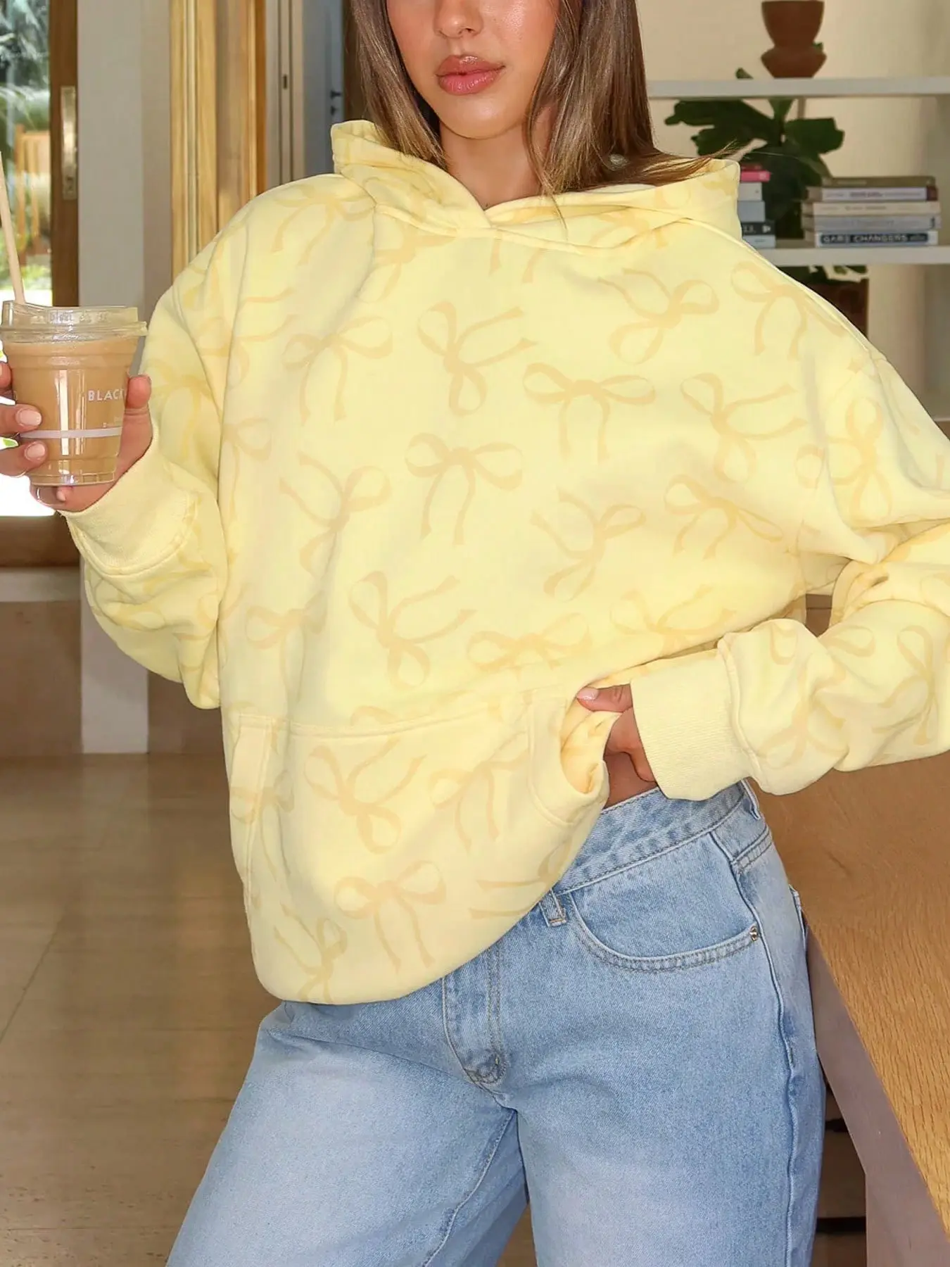 Women's yellow butterfly print loose hoodie, loose pocket pullover sweatshirt, Aesthetic Graphic Pullover, lightweight, casual, comfortable top, with a stylish aesthetic, suitable for daily campus wear, coffee outings, travel OOTD