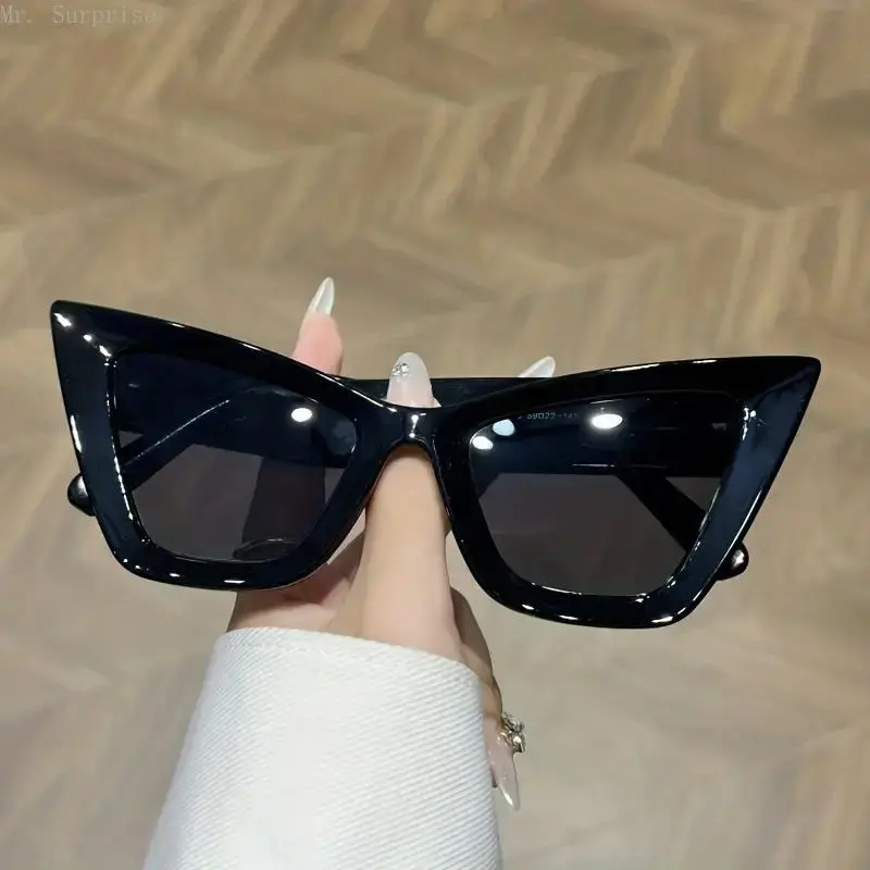 Retro Cat Eye Street Style Shades - Unisex Oversized Tortoiseshell Statement Rectangular Frames, High Quality 80s 90s Women's Glasses with Gradient Lenses, UV Protection, Driving/OOTD Fashion Accessories, Fashionable Sunglasses, Sunglasses For Women, Full