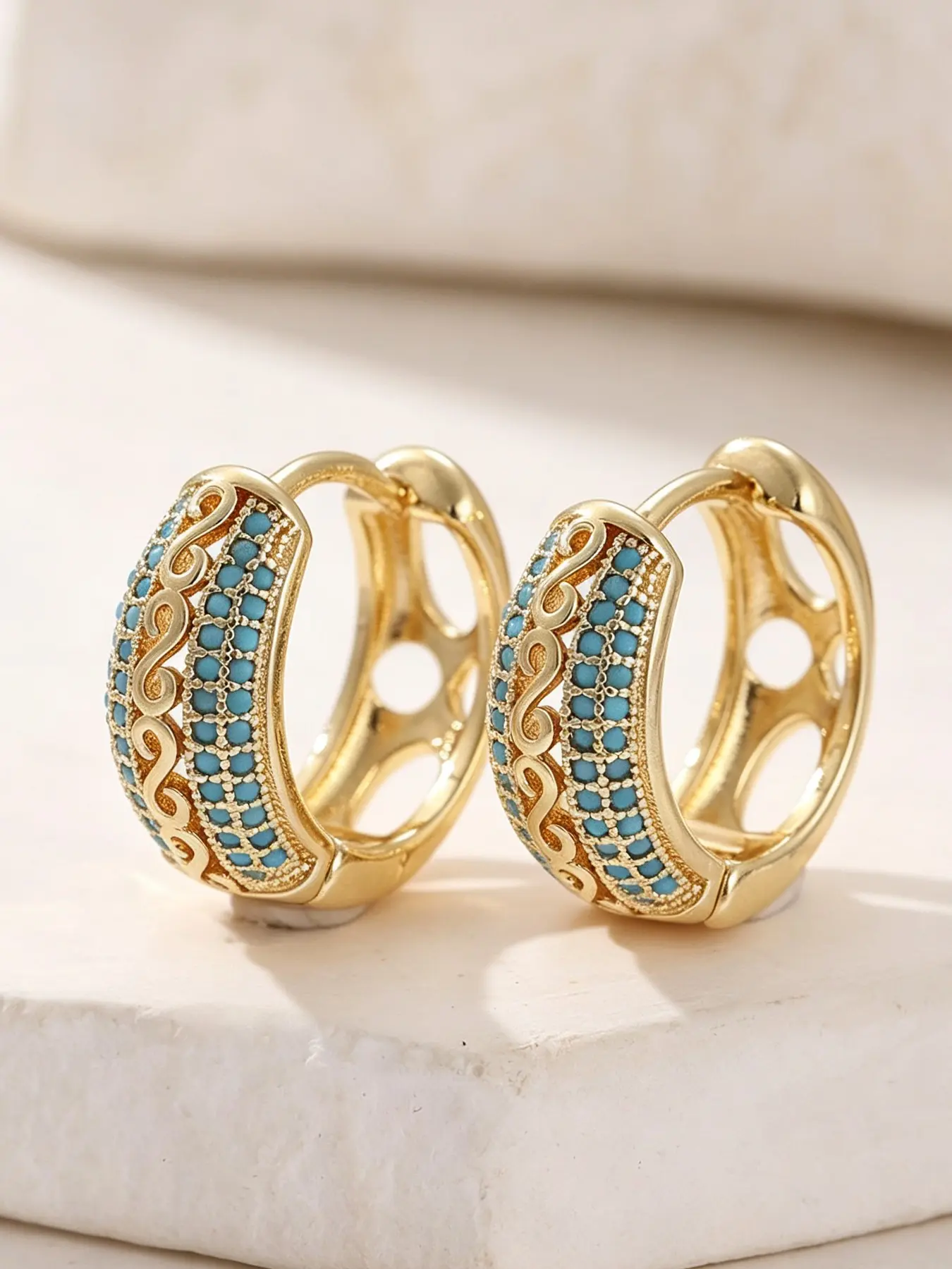 1 Pair Boho Hollow Design Curved Hoop Earrings Hoop Jewelry For Women, Retro Scroll Pattern Inlaid Imitation turquoise Ear Buckles, Vintage Ethnic Daily Costume Fashion Accessories