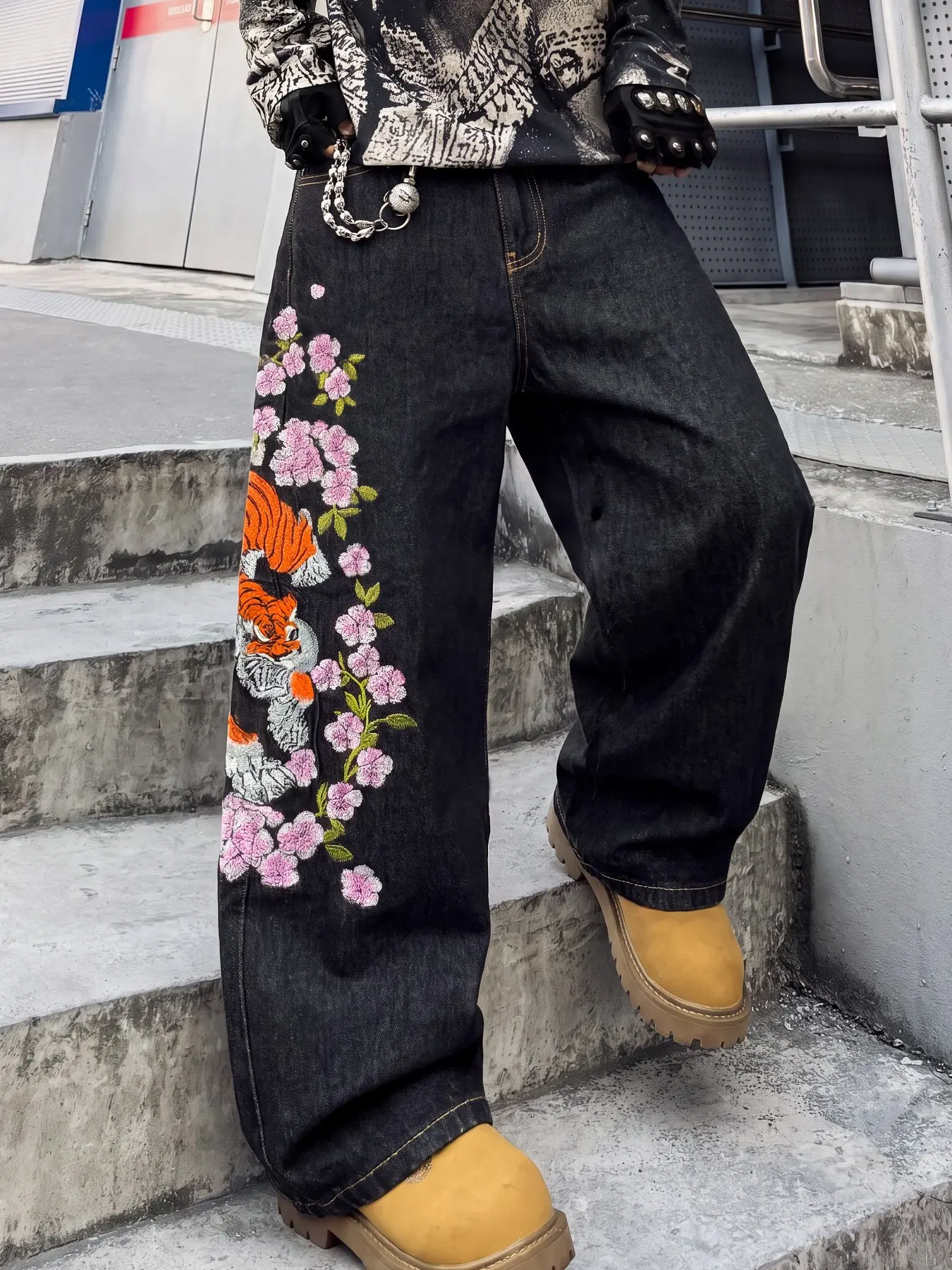 Men’s Vintage Distressed Wide-Leg Jeans, Tiger and Cherry Blossom Full Embroidery, Y2K Hip-Hop High Street Skate Casual Denim Pants, Suitable for Going Out, Parties, Commuting, Vacations, and Streetwear Outfits, Grunge Style