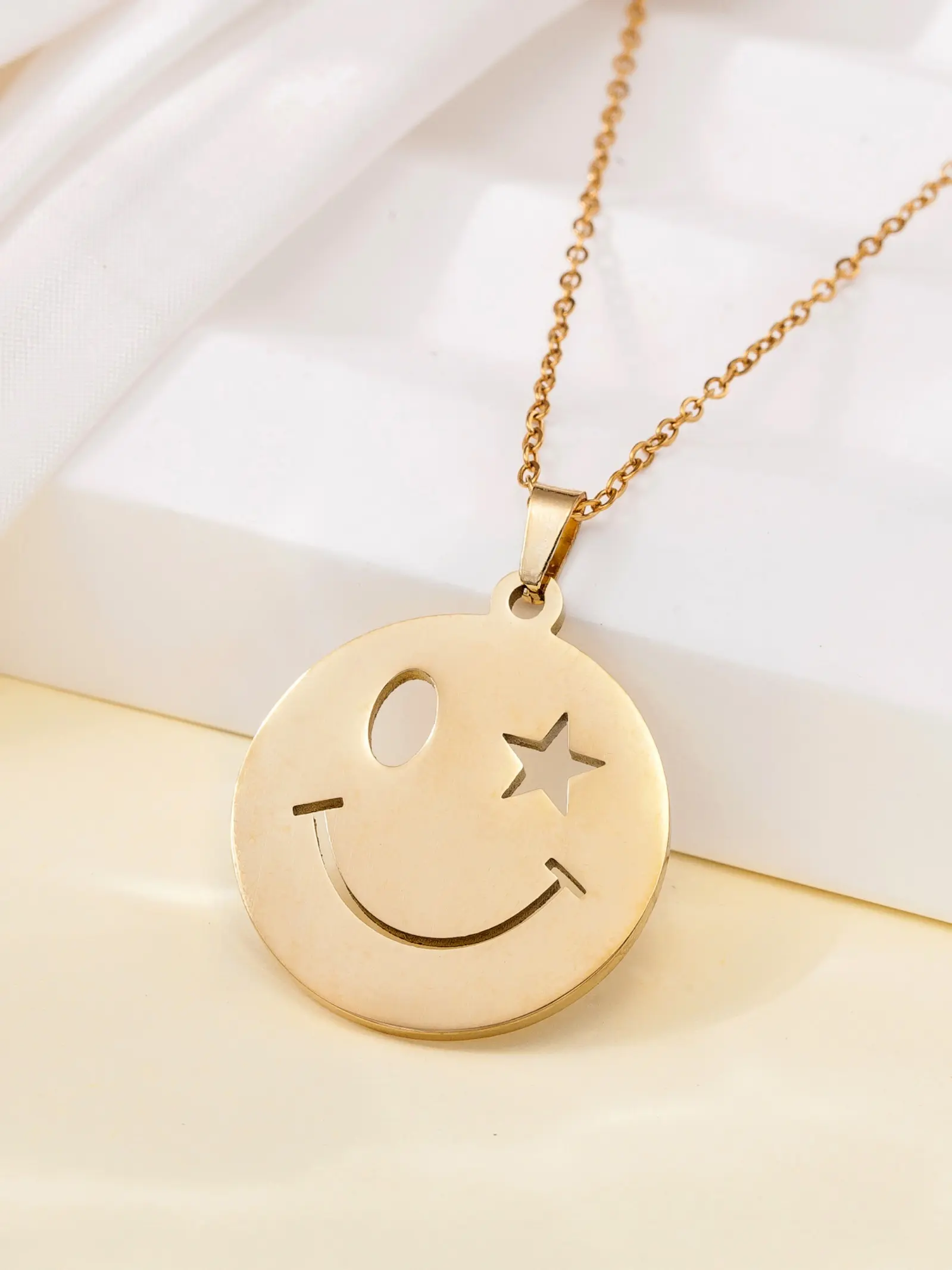 1-piece personalized cute hollow smiley face round pendant necklace, stylish and trendy star winking expression collarbone chain, light luxury and simple non-fading sweater chain, suitable for daily commuting and couples matching, ideal as a gift.