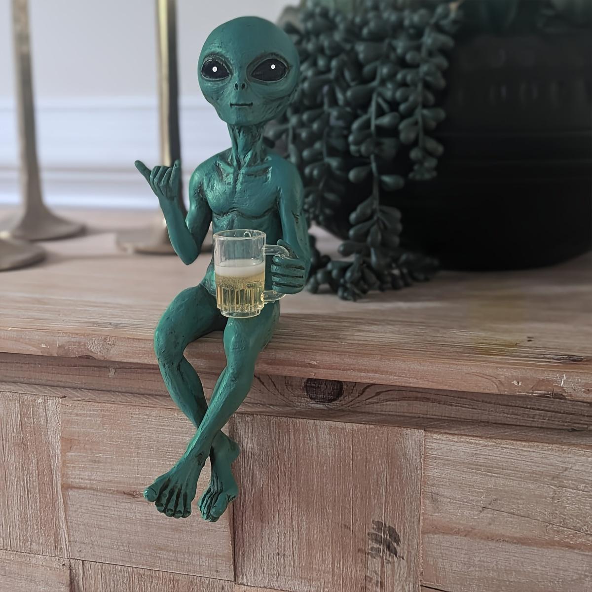 Alien Design Beer Drinking Statue, 1 Box Fun & Humorous Outer Space Decor, Alien Figurine with Beer Mug, Ideal Gift for Sci-Fi Fans, Ornaments