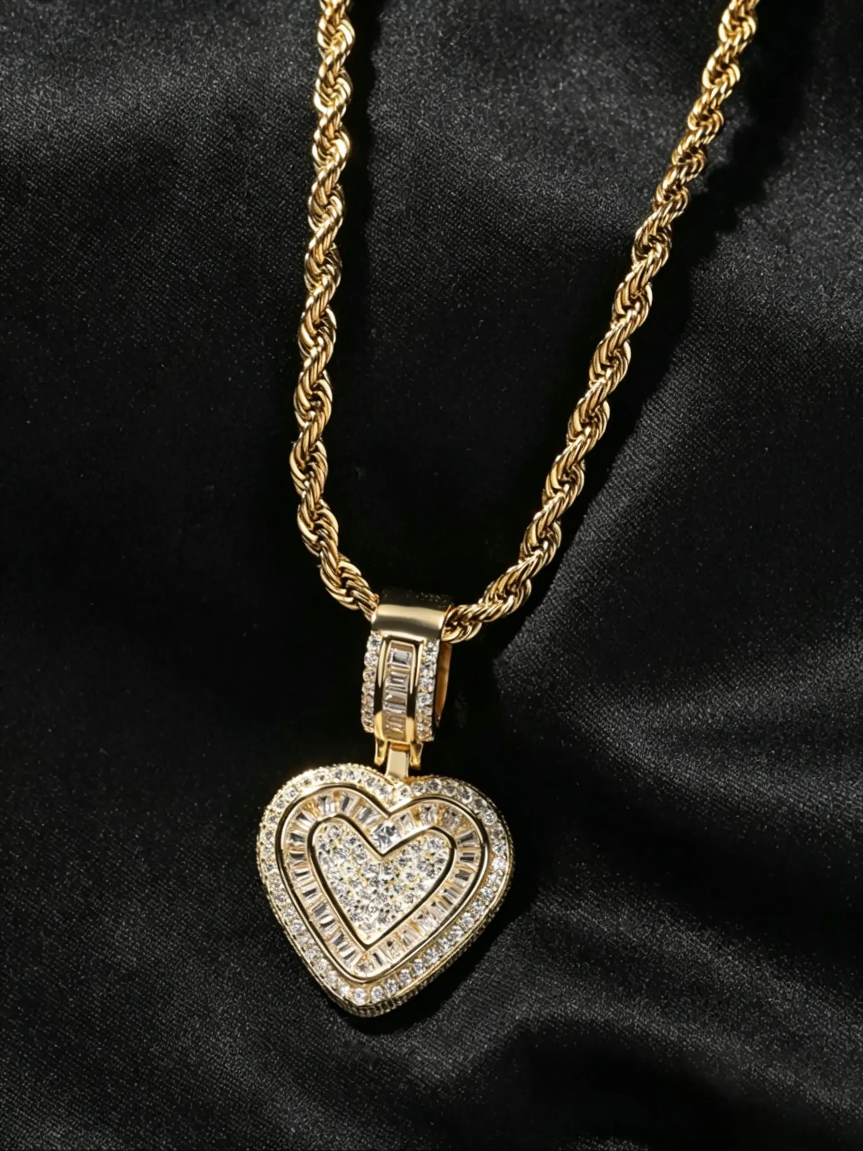 Women's fashionable hip-hop retro necklace, heart-shaped pendant cubic zirconia necklace; men's necklace, frozen love necklace; jewelry gift suitable for everyday wear or parties.