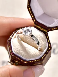 A 1ct four claw moissanite engagement ring, a classic proposal single diamond commitment ring, suitable for daily wear, proposals, and anniversary gifts.