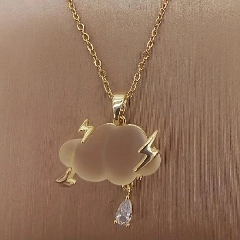 1Pc Female Lightning Cloud Pendant Necklace - Copper Alloy Whimsical Jewelry, Trendy Gift for Birthday, Anniversary Daily Wear, Trendy Necklaces, Elegant, Metallic Shine, Happy Birthday, Whimsy, Cloud Motif, One-Piece