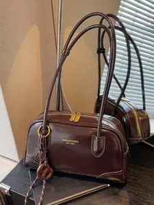 Retro, minimalist, high-end and practical shoulder bag with alkaline water structure pendant design. It is a versatile and fashionable underarm bag that is suitable for friends' gatherings, commuting to and from work