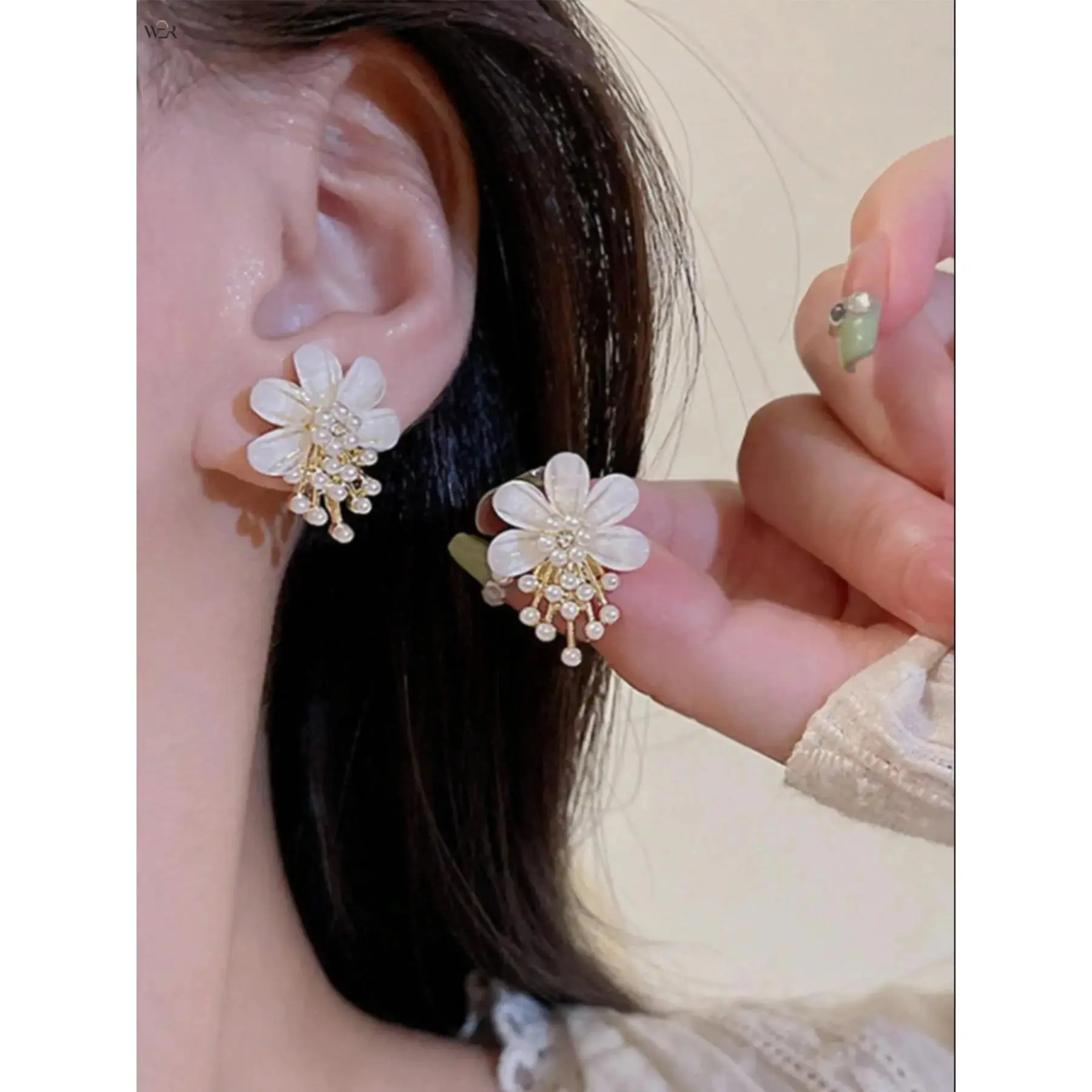 Elegant White Shell Flower Pearl Tassel Stud Earrings 2.3cm*1.8cm 5.8g/Pair, Gold Tone Floral Rhinestone Inlaid Ear Jewelry for Wedding Banquet Daily Romantic Styling,Acrylic,Personalized, Lightweight, Female, Floral Shape, Resin Shells