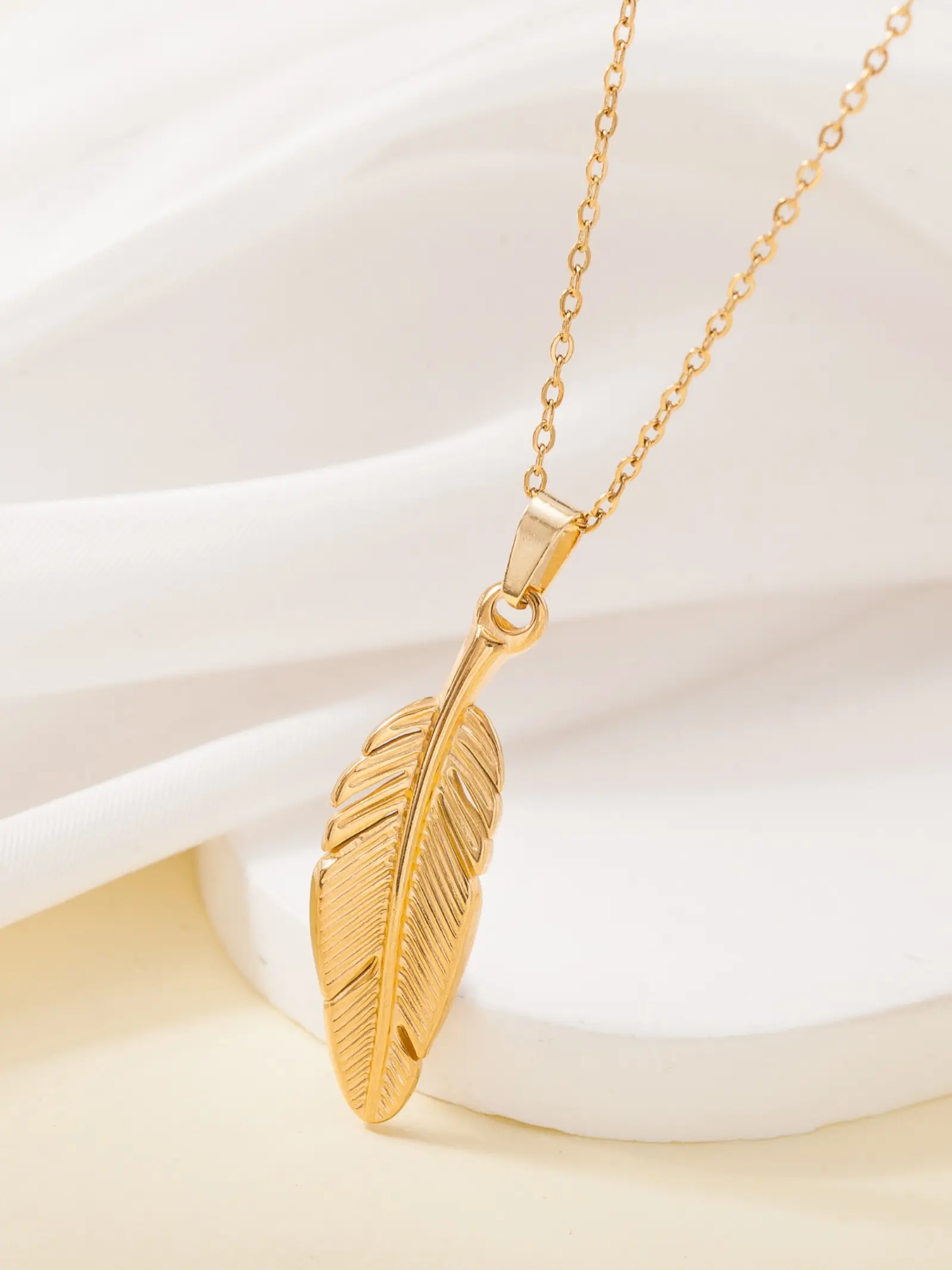 1 piece Bohemian-style vintage stainless steel feather tassel pendant necklace, featuring a luxurious and delicate embossed feather design, perfect for wearing to daily commutes, travel, parties, and other occasions, making it an ideal gift.