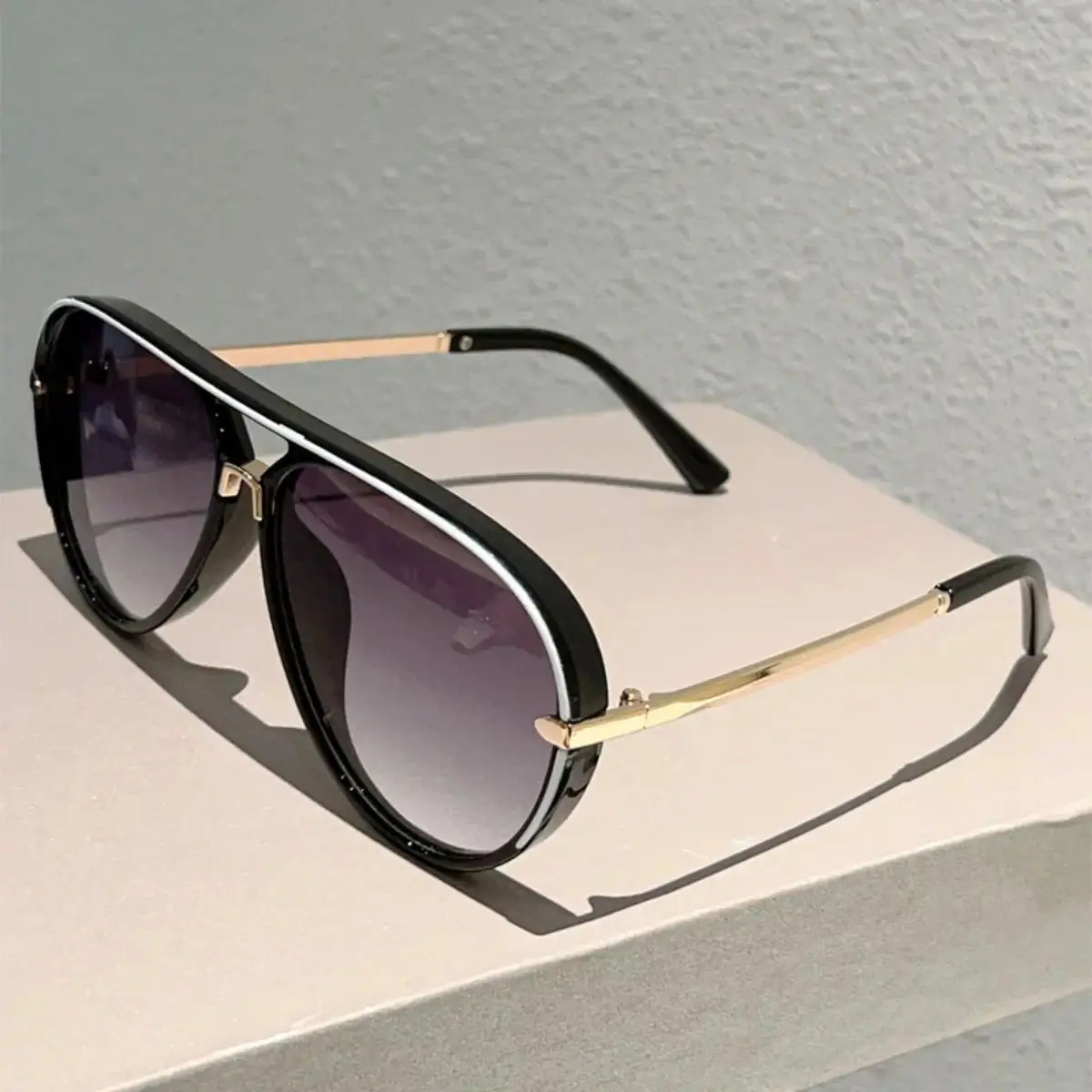 XUH Retro Oversized Unisex Aviator Sunglasses - Multi-Color Gradient Frames, Gradient Tint Lenses, Lightweight Classic Vintage Eyewear, Trendy Streetwear Shades for Daily OOTD, Beach Vacation, Aviator Sunglasses Frames, Classic Vintage Sunglasses