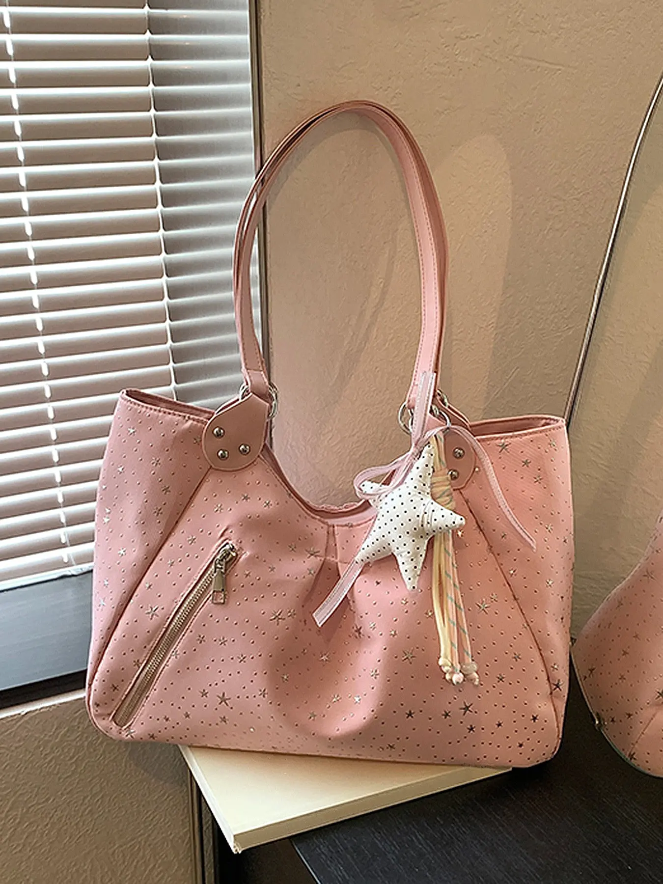 Gentle, fresh, simple, and lightly luxurious pleated star shoulder bag, with hollow-out rhinestone detailing, detachable star charm, soft pastel color scheme, a versatile shoulder bag perfect for daily commuting, shopping, and travel.
