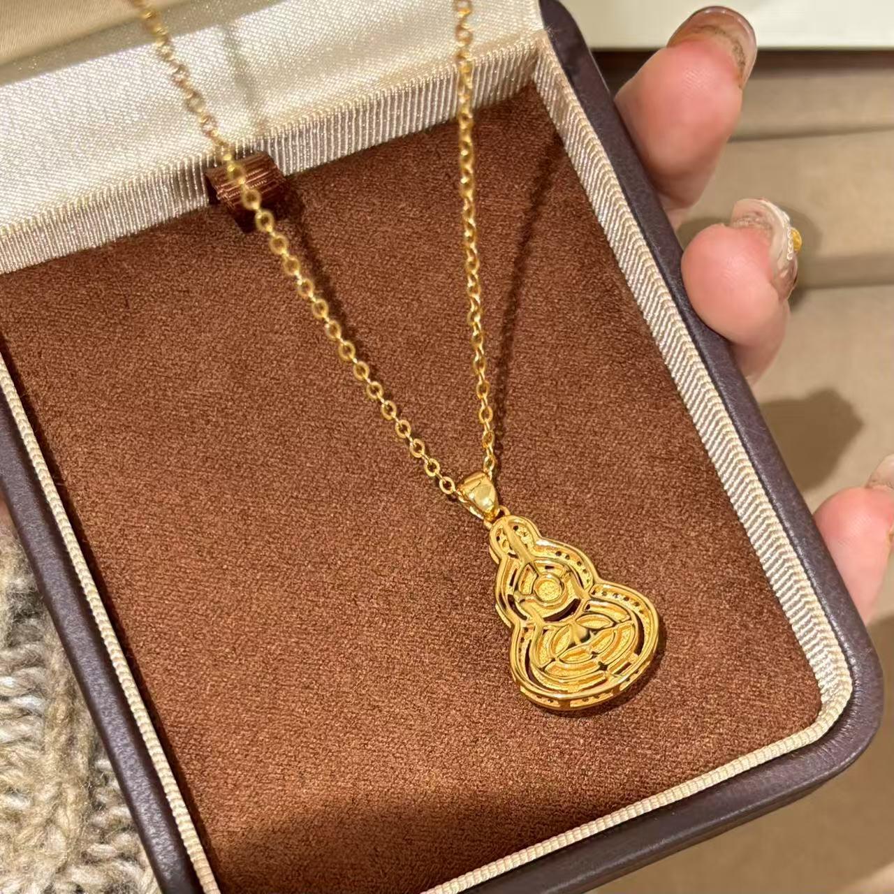 Vintage Pink Chalcedony Gourd Necklace, Encrusted with Zircon, Fashionable Versatile Elegant Luxurious Design Niche Collarbone Chain, Suitable for Parties and Anniversaries