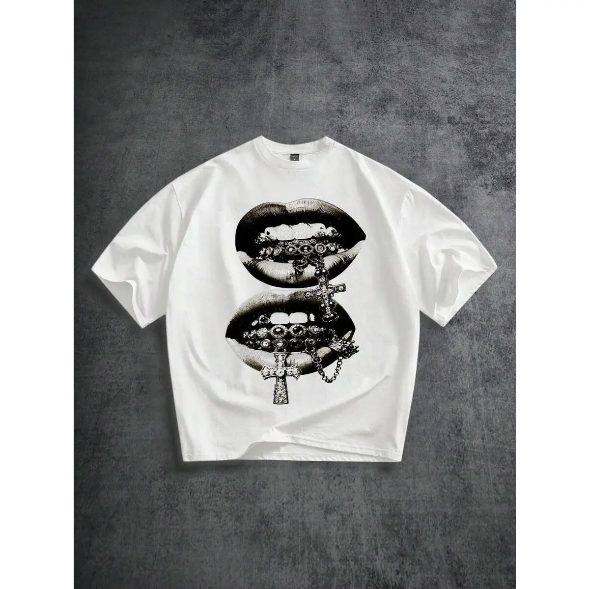 Manfinity ZONE917 Grey Short-Sleeve T-shirt, featuring a worn-out grey lip pattern, with an oversized design, adorned with rhinestones and cross decorations. Perfect for summer wear, it is an interesting gift suitable for giving to your boyfriend or for p