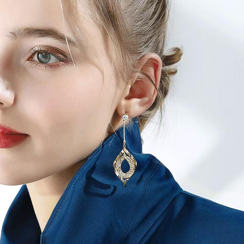 Elegant Long Spiral Clip-On Earrings | Minimalist Sophisticated Style | Versatile Daily Wear | Ideal Valentine's Day Gift for Friends