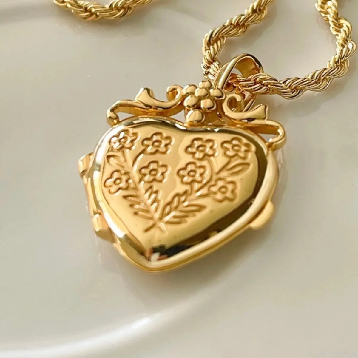 Heart And Flower Photo Locket Necklace, Openable Square Pendant Engraved With LOVE, Niche Delicate Clavicle Jewelry For Women Romantic Daily Outfit Matching