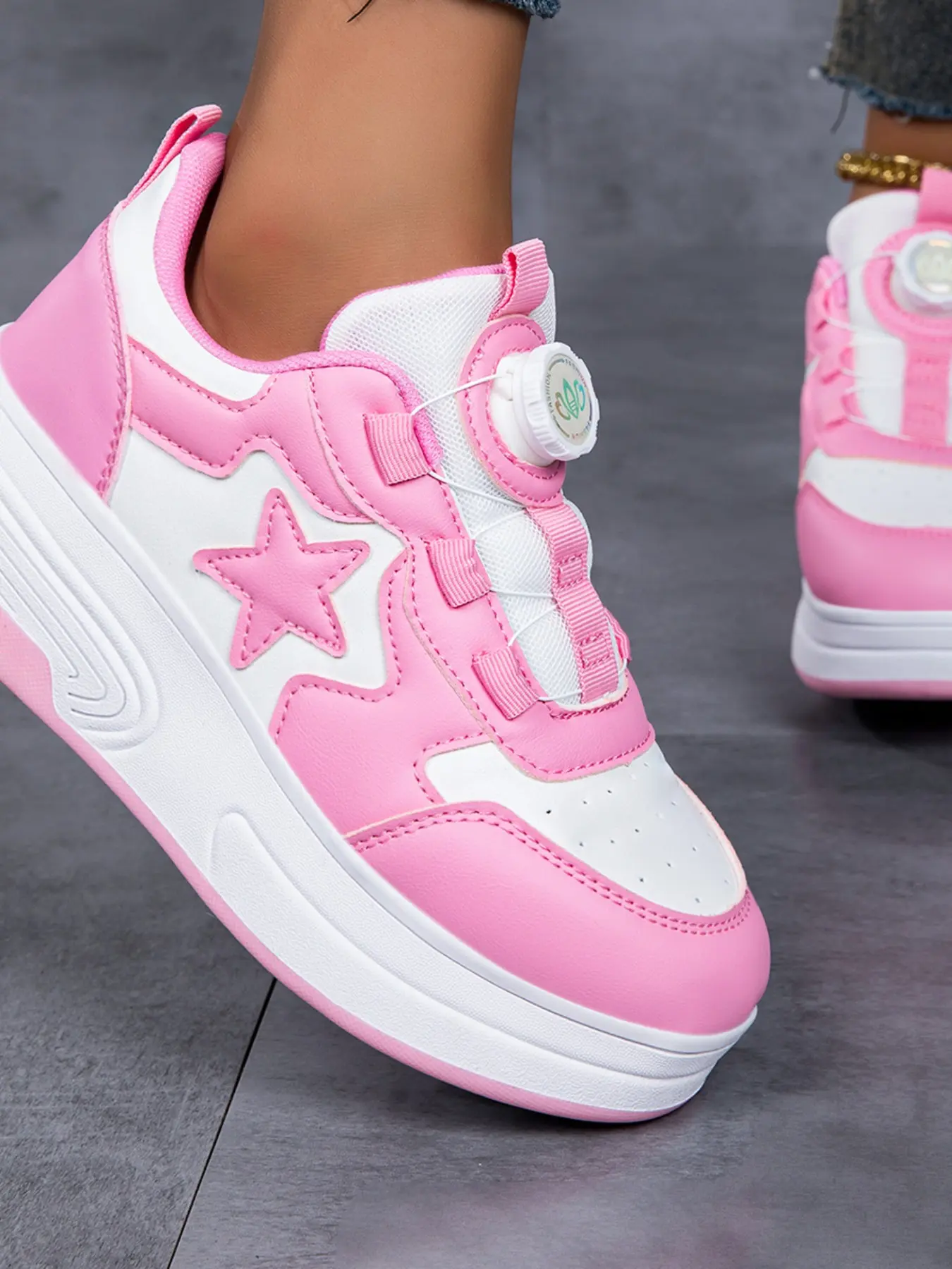 Kids Retractable Wheeled Skate Shoes, One-Click Rotating Shoelace Buckle, Color Block Star Anti-Slip Roller Sneakers