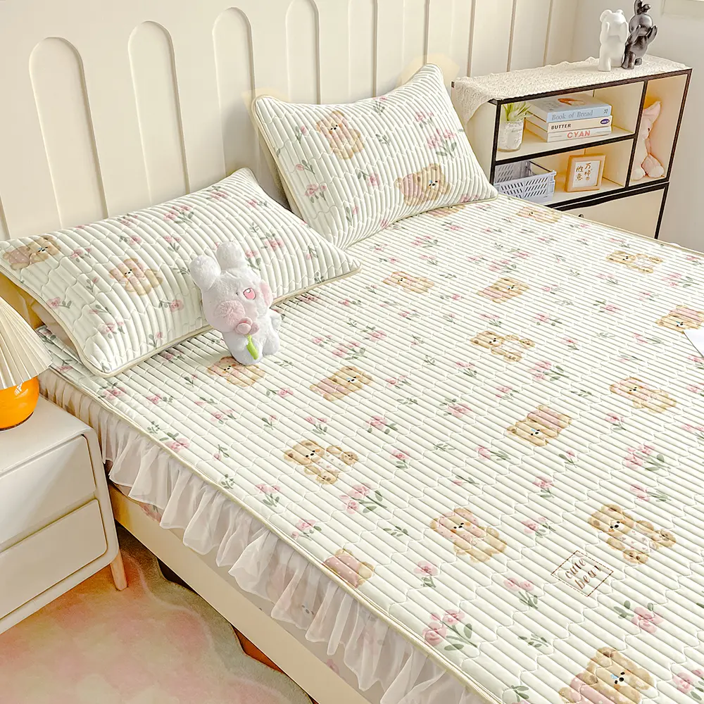 Cute Bear Floral Quilt Set 3 Piece, Kawaii Bedspread with Lace Ruffle Trim, Soft Lightweight Bedding Set for Girls Room, Cozy Bedroom Decor