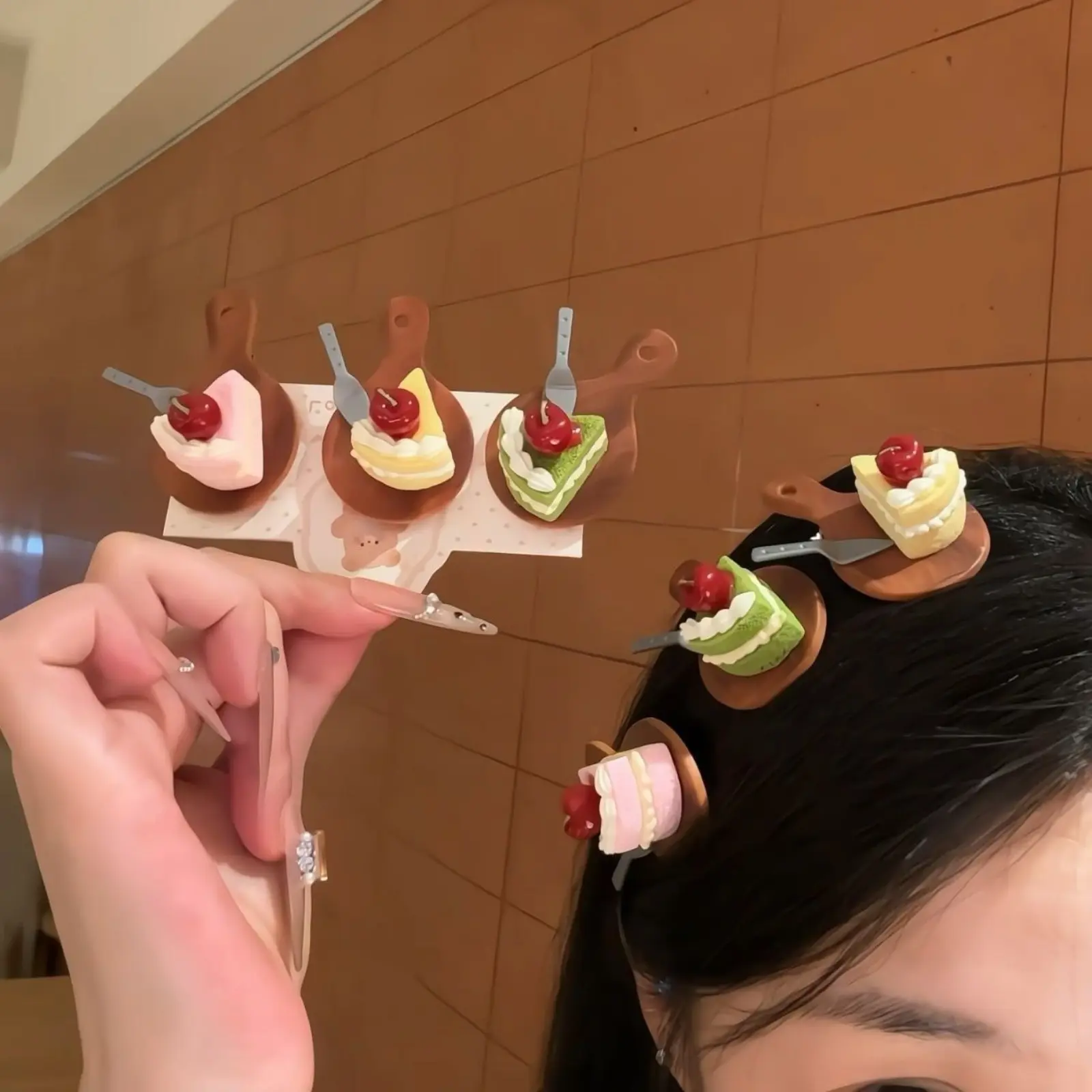 3Pcs/1Pcs Cute Simulation Dessert Cake Cherry Hair Clips, Fun Novelty Food Shaped Side Barrettes, Sweet Kawaii Bang Hair Pins, Unique Playful Hair Accessories for Girls Daily Outfits & Birthday Photo Props