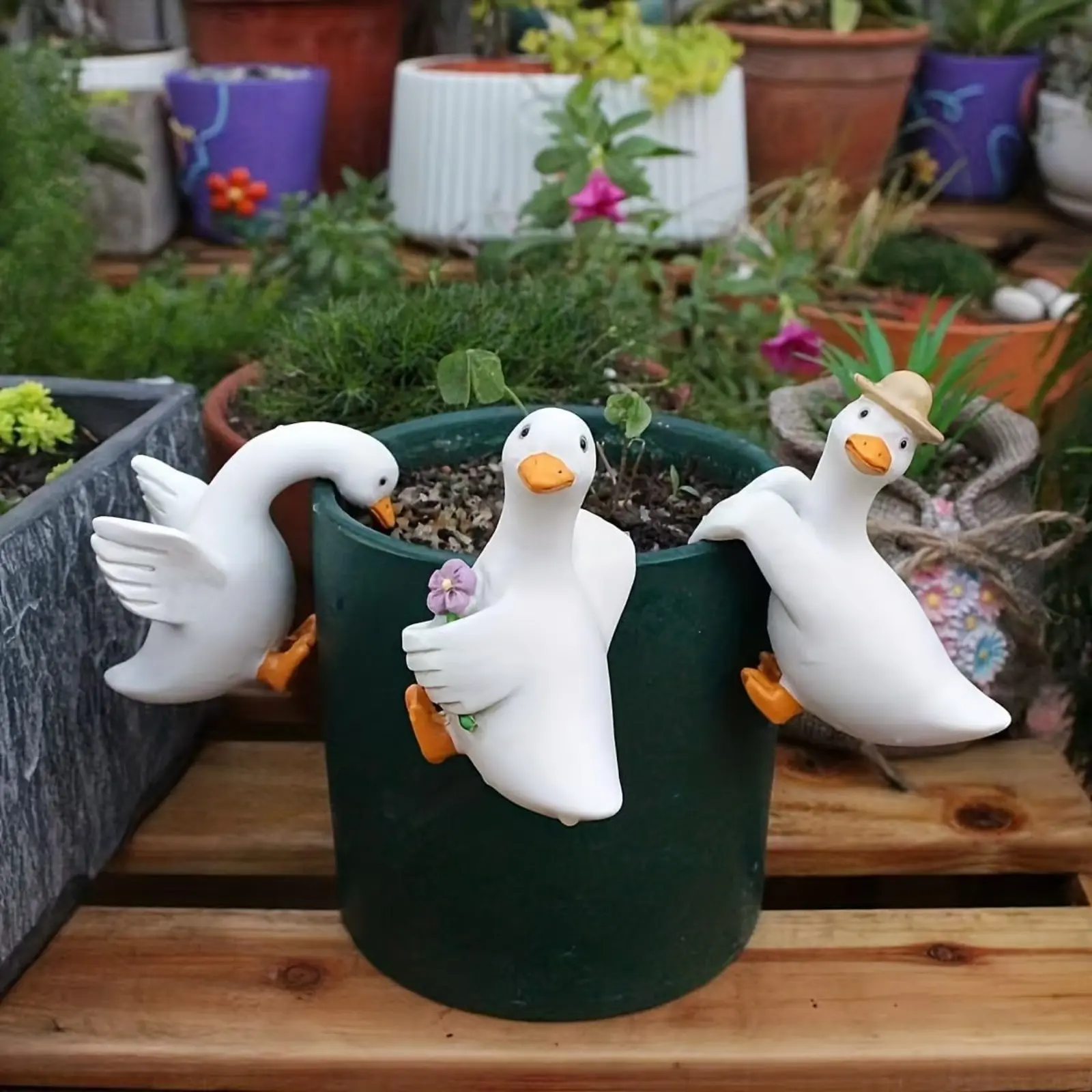 3Pcs Cute Climbing Duck Pot Hugger, Resin Hanging Goose Statues, Funny Planter Decor for Garden Yard Patio, Creative Gift for Plant Lovers