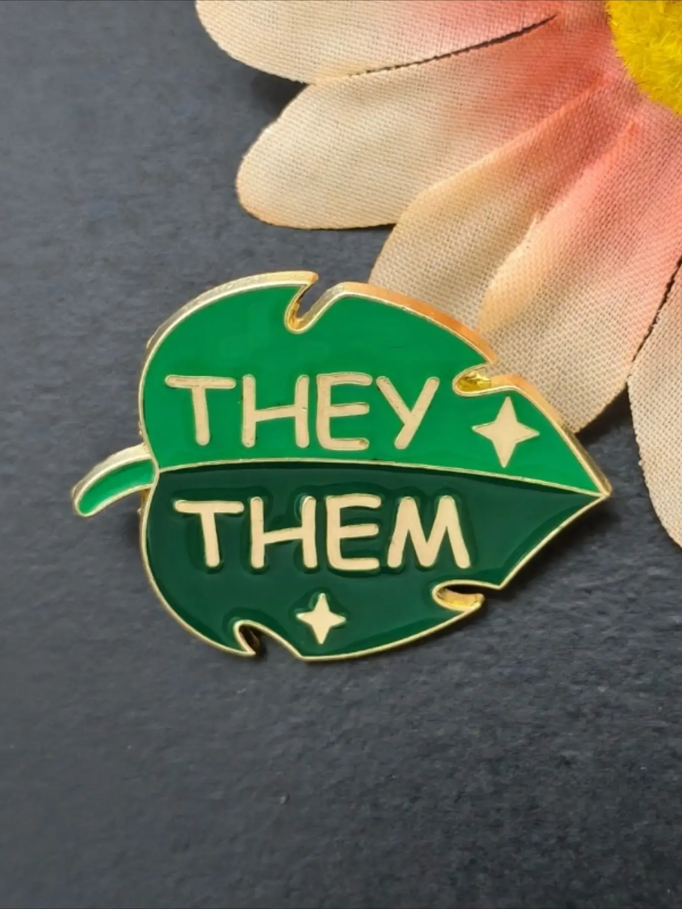 1pc THEY/ THEM Pronoun Green Leaf Enamel Pin, Gold Trim Star Decor Brooch, Gender Identity Lapel Badge, Backpack Jacket Accessory, LGBTQ Pride Jewelry Gift