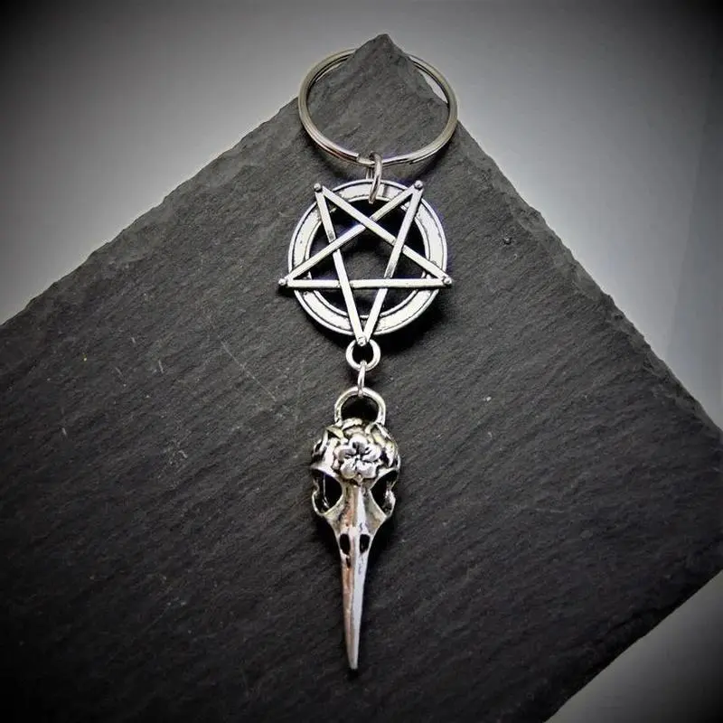 Gothic Crow Skull Keychain with Pentagram Charm, Raven Skull Key Ring, Halloween Gothic Bag Charm, Witchcore Alternative Accessories, Spooky Gift for Backpack, Purse, Car Keys & Everyday Carry