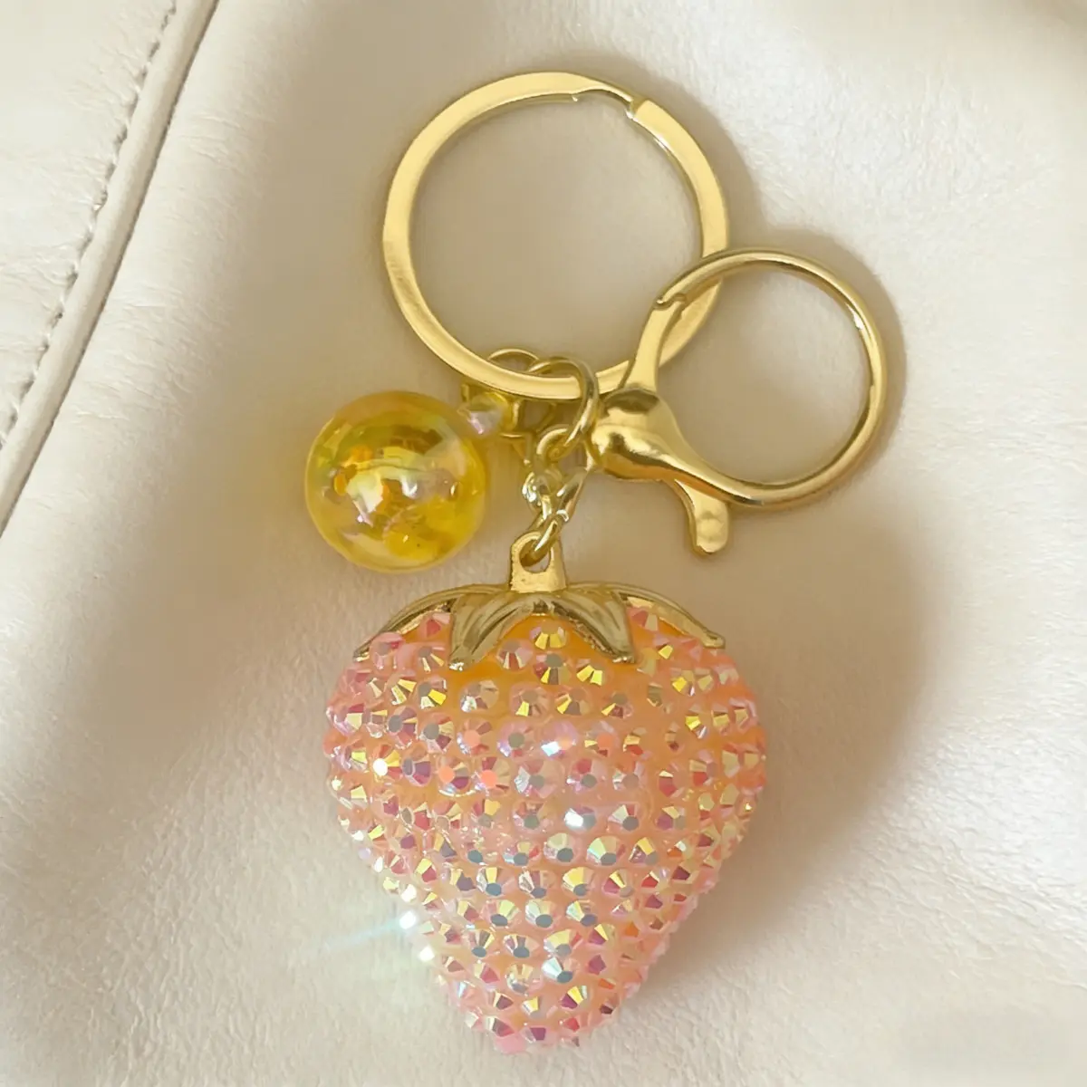 Strawberry Keychain, Women's Crystal Rhinestone Key Chain, Sparkling Rhinestone Pendant for Backpacks, Handbags, Card Holders and Car Keys, Ideal Gift Choice