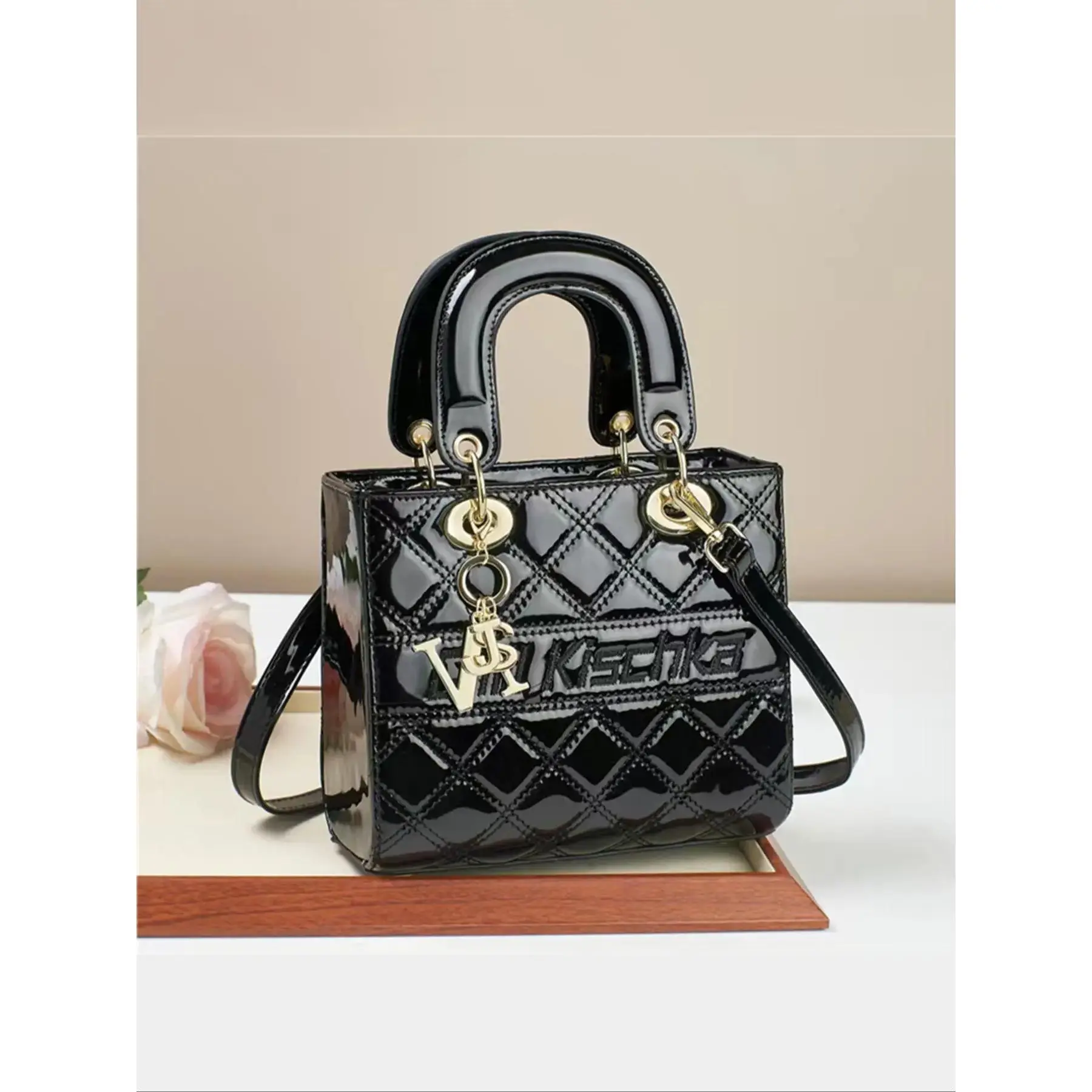 Trendy, exquisite women's handbag, Stylish crossbody bag, simple classic style women's shoulder crossbody bag, niche unique versatile women's bag, suitable for daily commuting