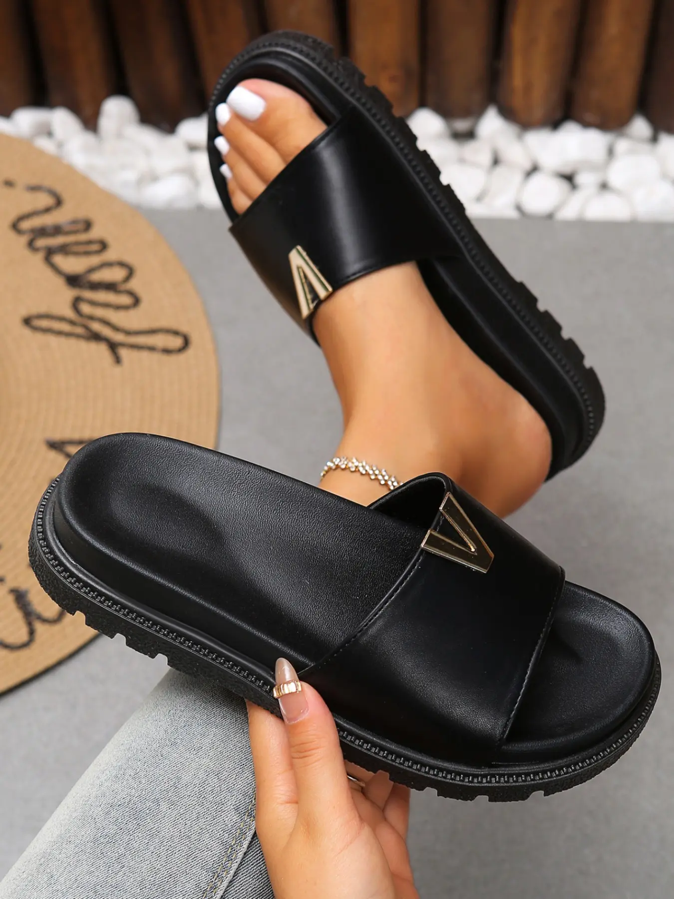 New Summer Women's Strapless Flat Sandals, Thick Sole V-Shape Design, Outdoor Fashion Lightweight Slippers, Comfortable Beach Shoes, PU Leather Slides, Sliders Shoes