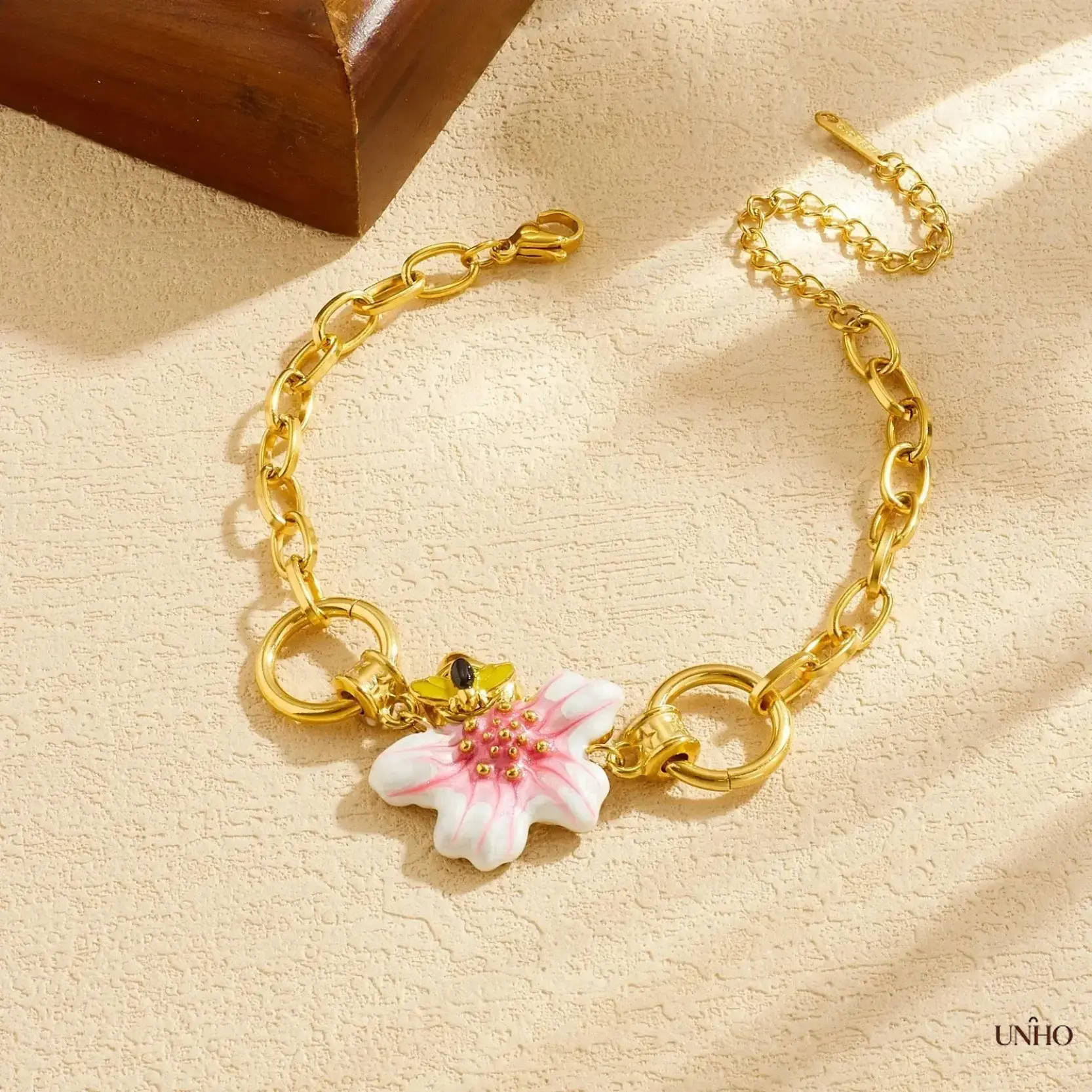 Women’s Gold‑Tone Stainless‑Steel Enamel Bee & Flower Bangle, Waterproof Non‑Tarnish Nature‑Inspired Jewelry, Dainty Coquette‑Style Wrist Accessory For Daily Wear Party And Gifting