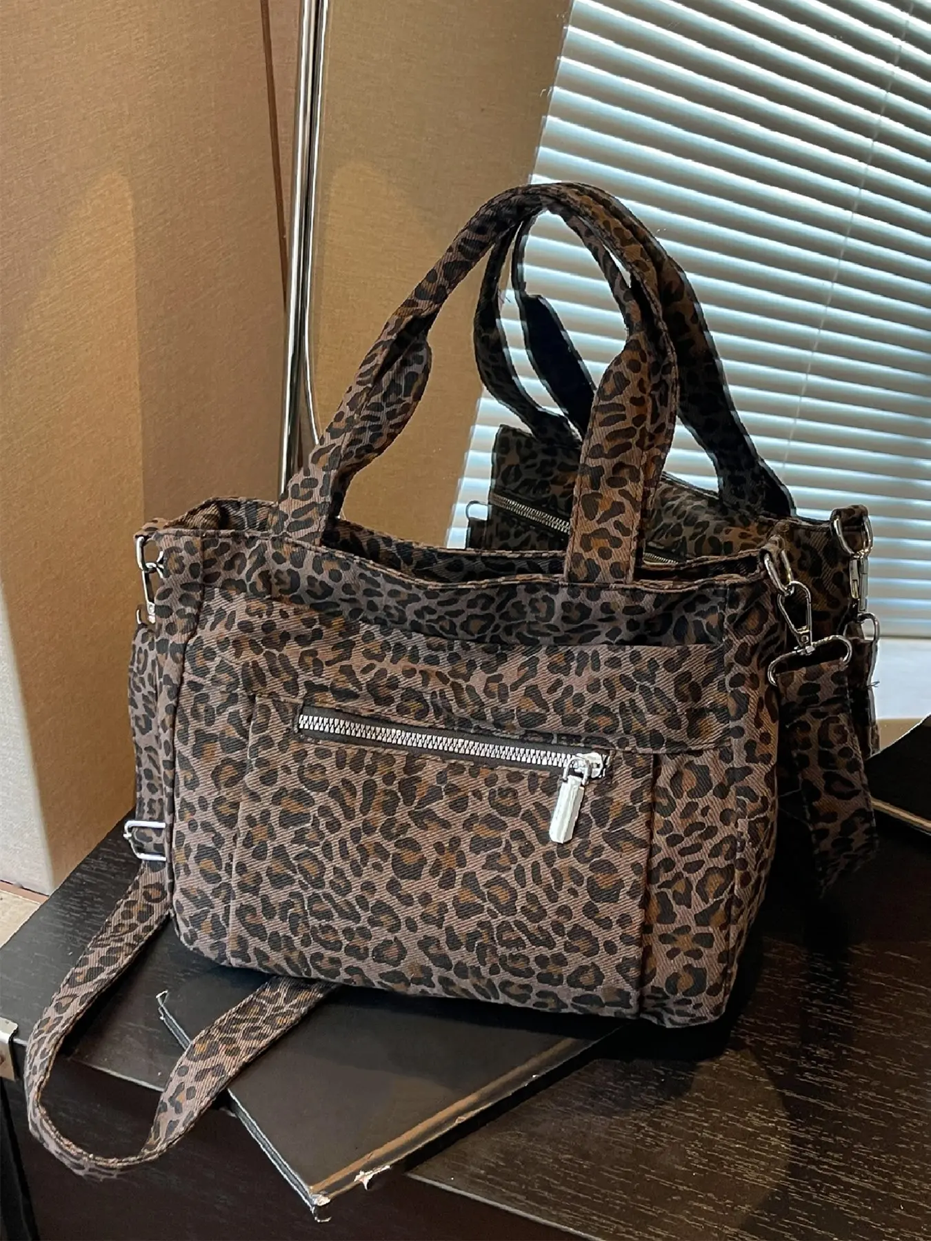 Retro leopard print women's multi pocket shoulder bag, daily fashionable and casual zipper Versatile Crossbody bag.