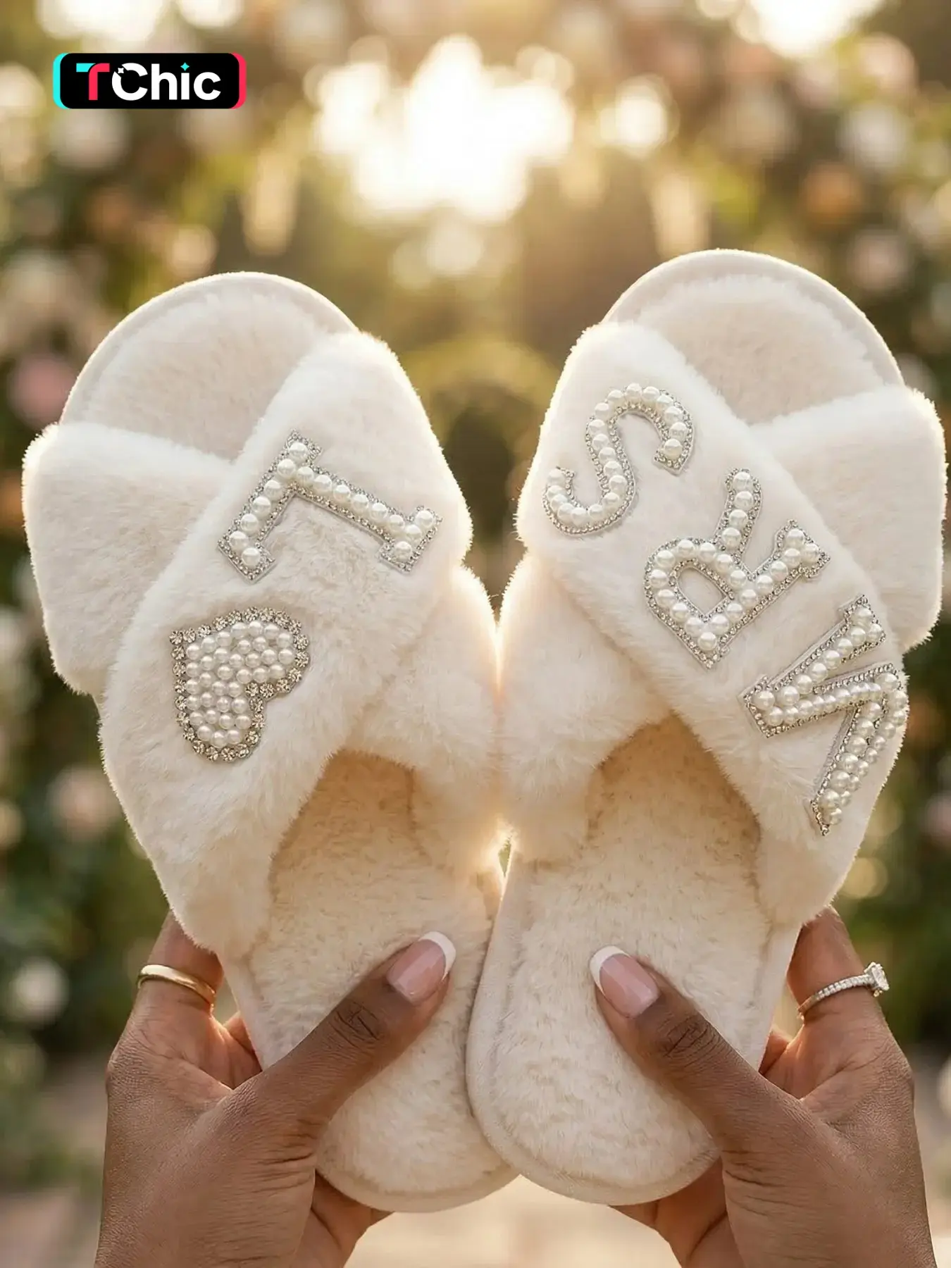 Customizable Letter MRS. L, Casual Indoor Shoes, Fuzzy House Shoes, Wedding Slippers for Bride and Bridesmaids, Open-Toe Slide Fuzzy Slippers with Pearl Heart Design, Bridal Shower Gift, Fluffy Home Slippers