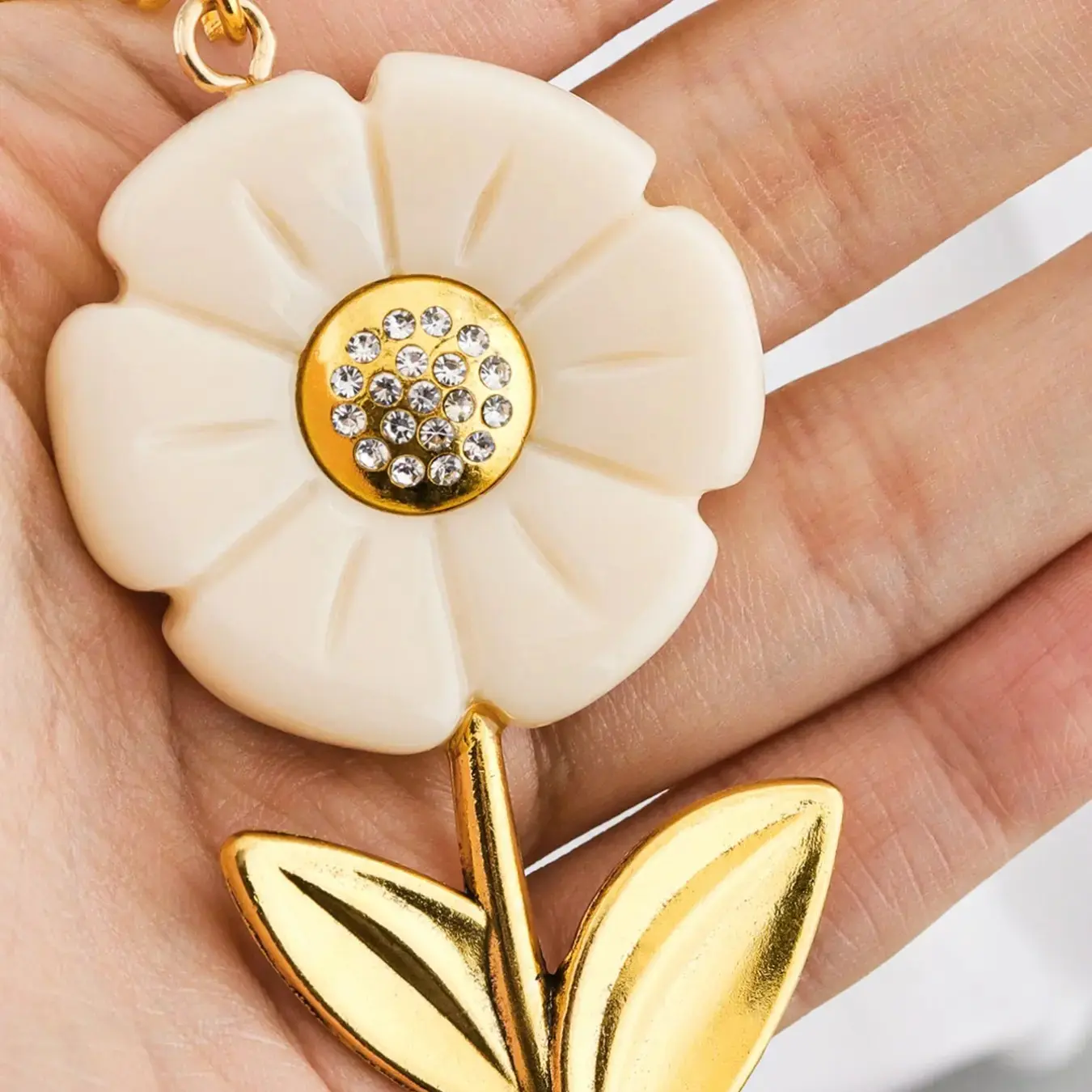 Daisy Flower Bag Charm Keychain, Elegant Floral Design Purse Accessory, Perfect Gift for Women, Durable & Stylish Charm, Pendant Keychain, Ideal for Everyday Use, Floral Pattern Keychain